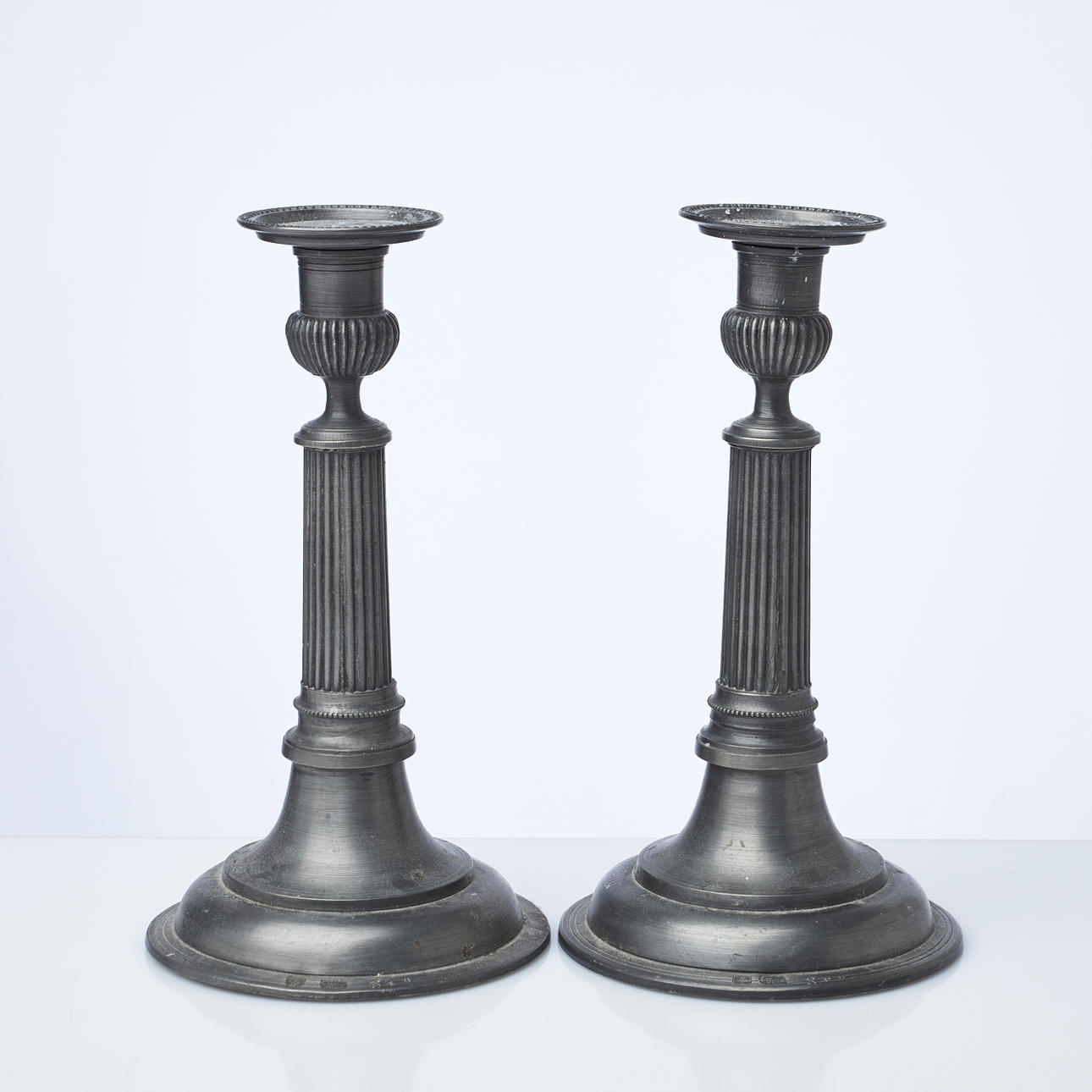 B.O. SANTESSON. Lysestager, et par tin, 1992.