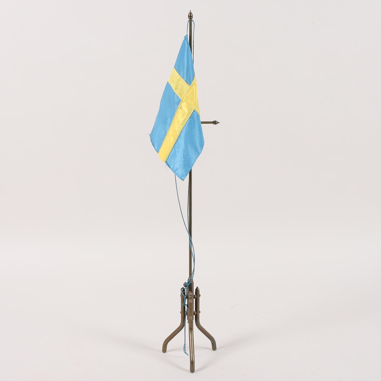 TABLE FLAG, brass and fabric, 20th century.