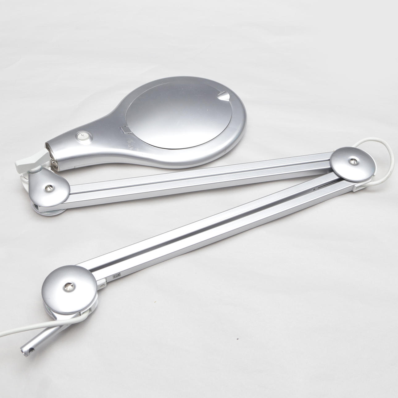 MARKSLÖJD. BORDSLAMPA med förstoringsglas s.k. lupplampa, modern.