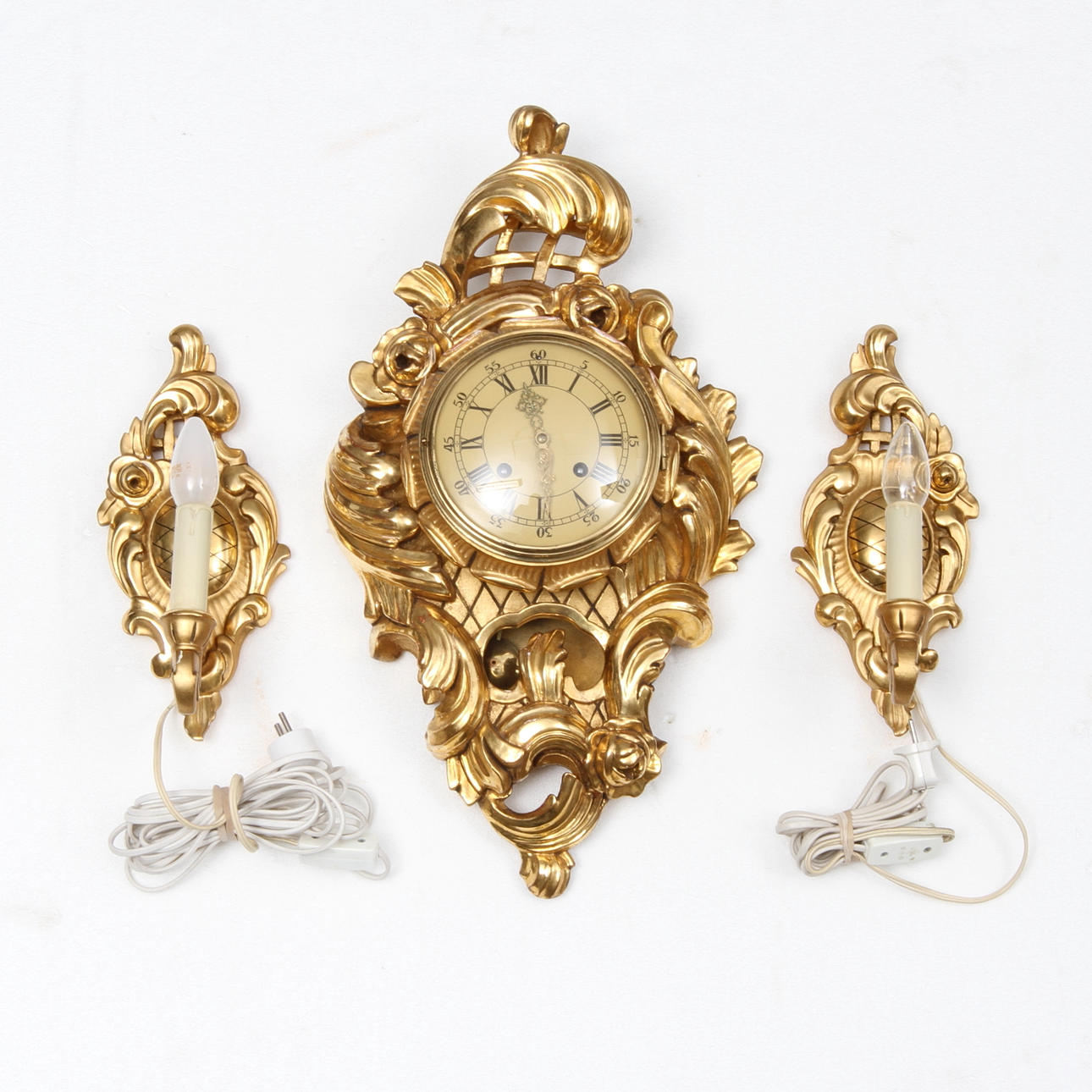 VÄGGPENDYL samt LAMPETTER, 3 delar, rokokostil, 1900-tal.