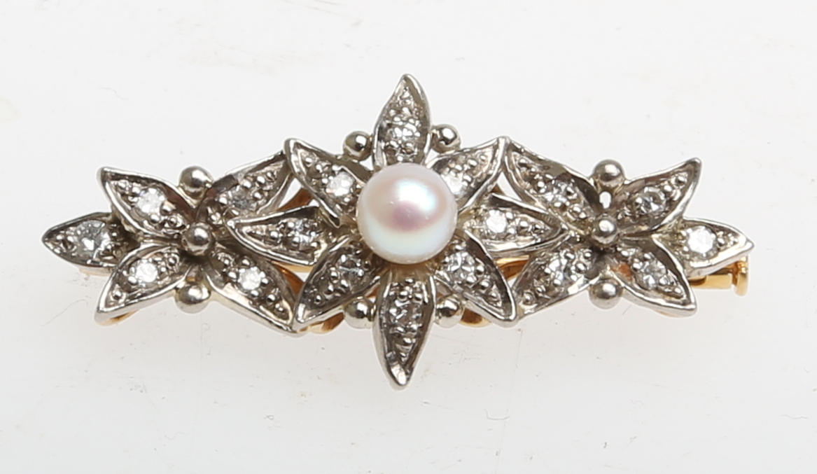 BROSCH, 18K, med pärla och briljanter.