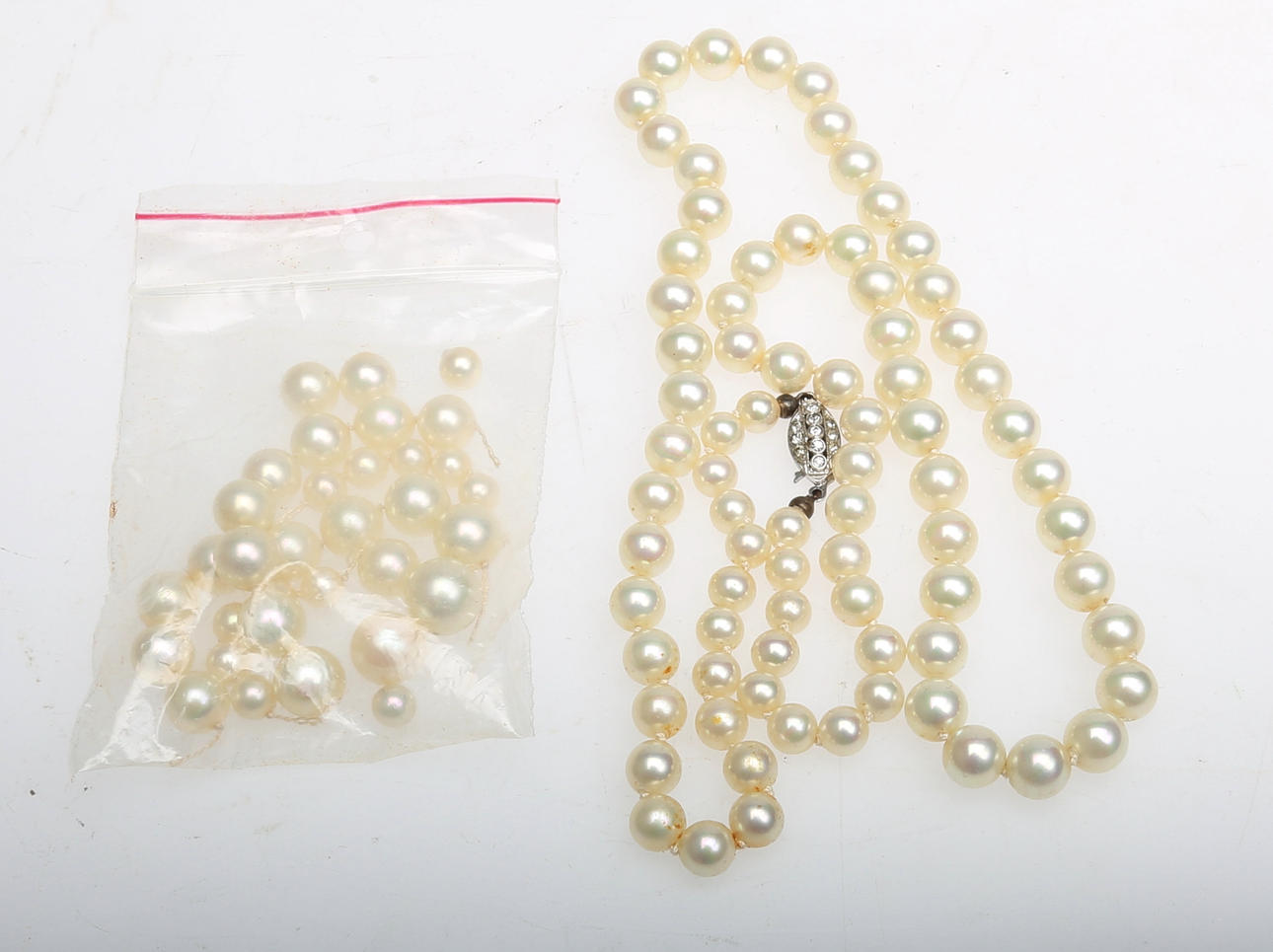 PÄRLHALSBAND, med silverlås.