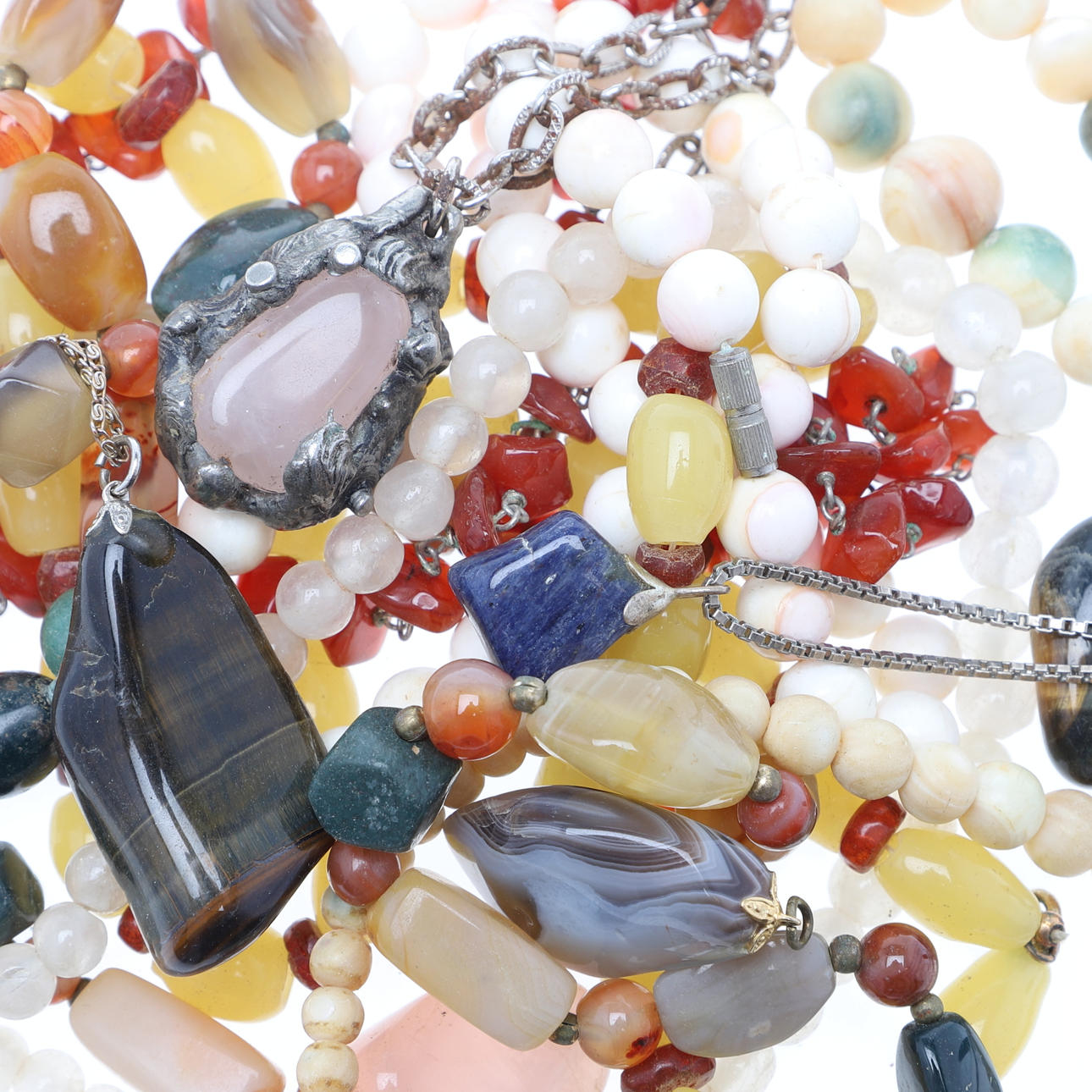 SMYKKER, 12 stykker, hovedsagelig halvædelsten.