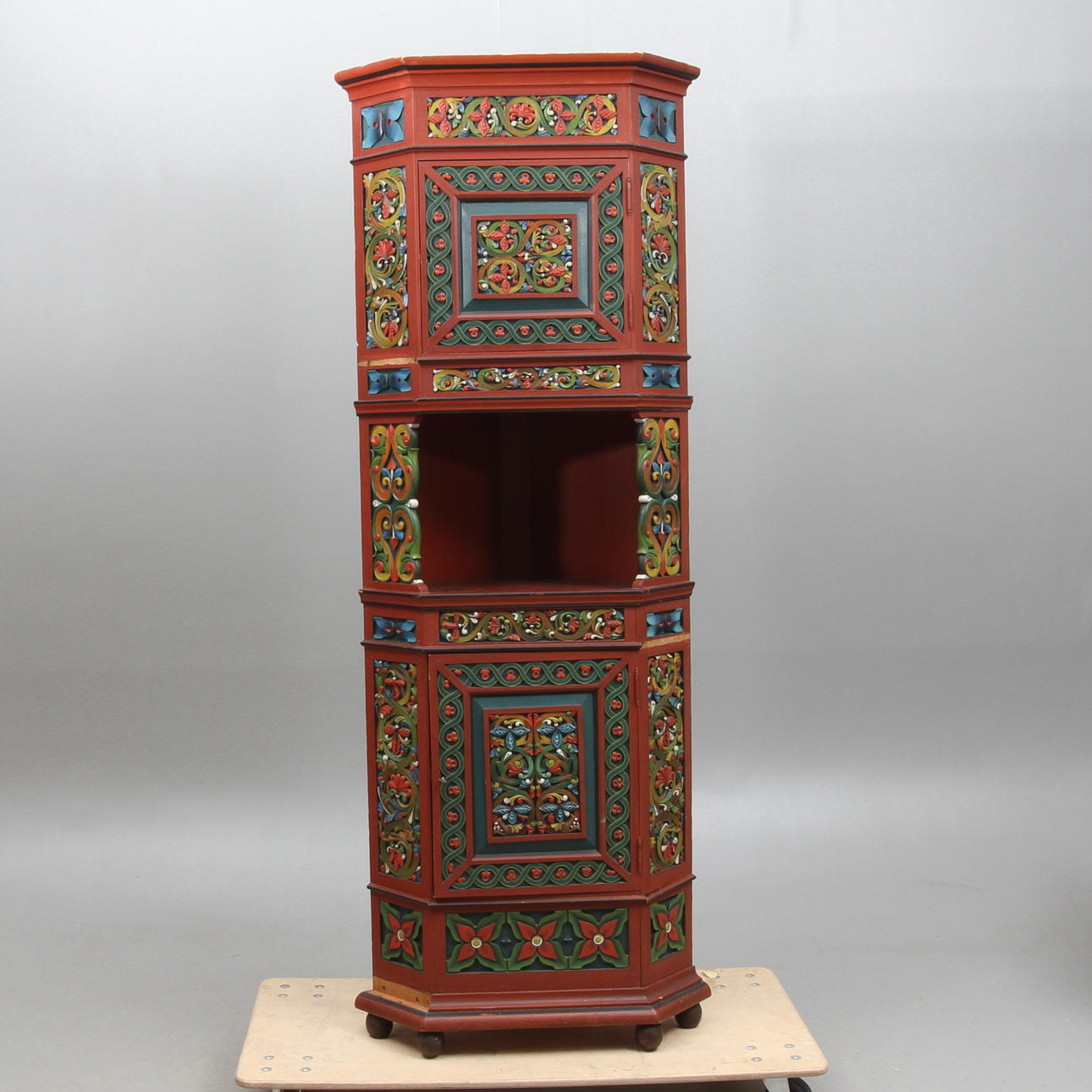 HÖRNSKÅP, allmoge, Norge, 1900-tal.