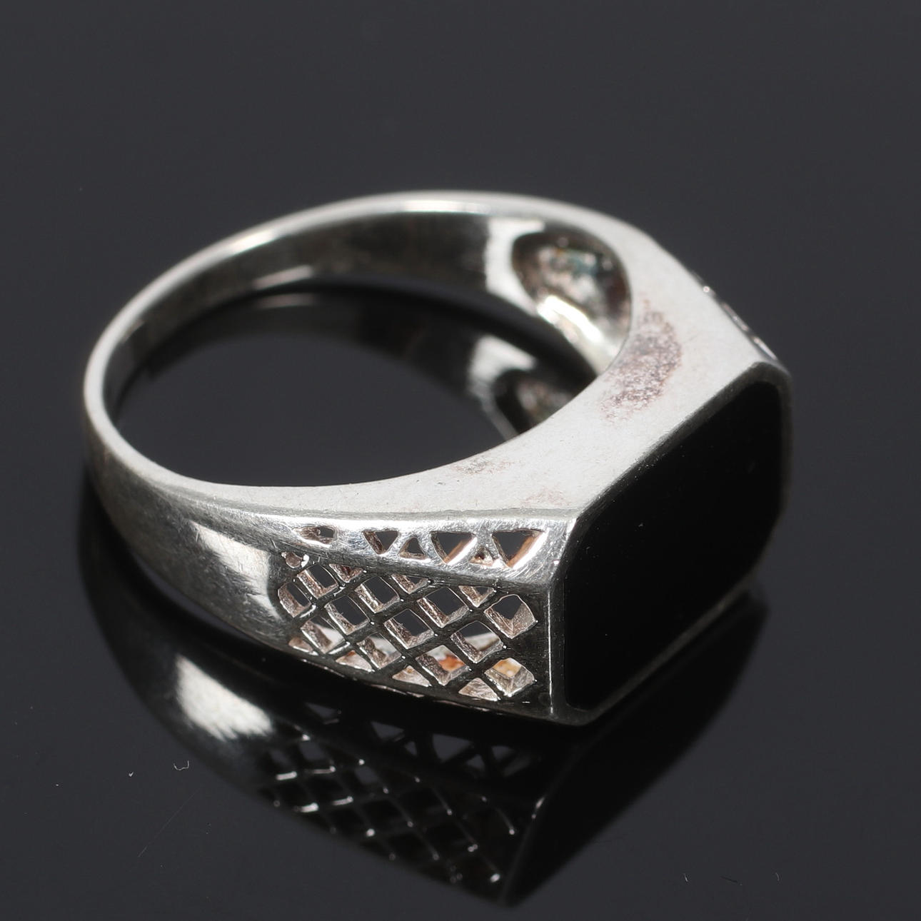 (24A22) A STERLING SILVER SIGNET RING, with onyx, 19/2000's.