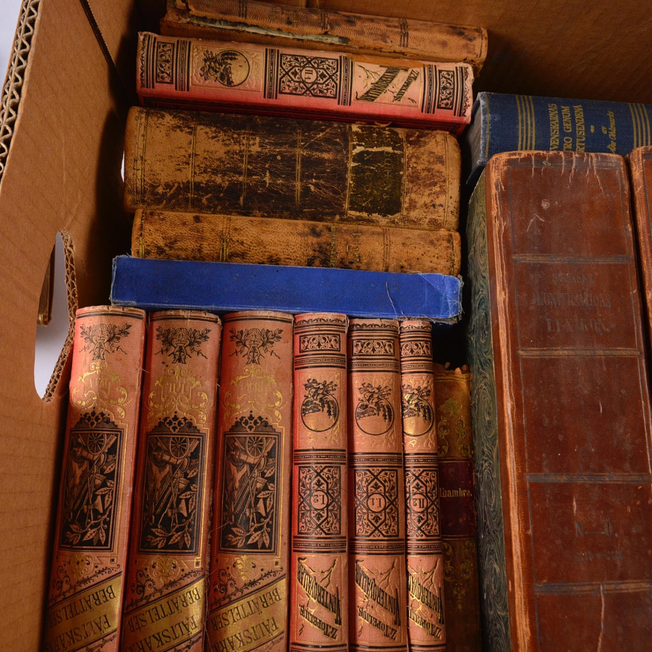 LOTE DE LIBROS ANTIGUOS, 1 caja.