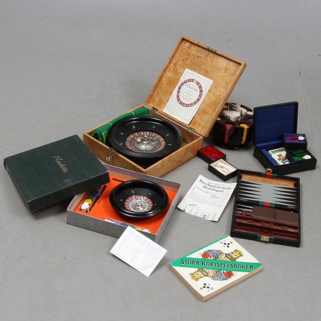 PARTI SPELKORT, ROULETTE samt MARKER, 1900-tal.