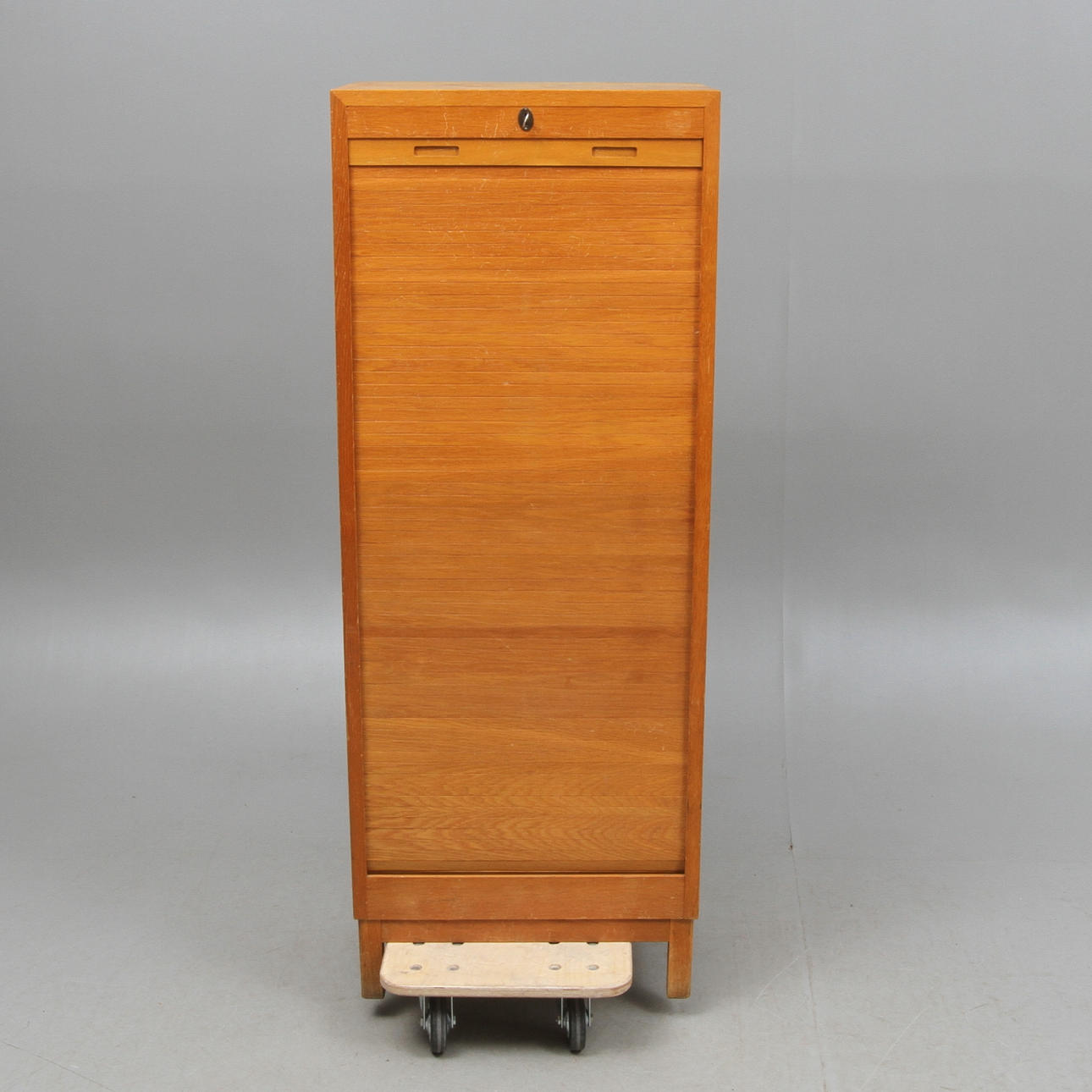 ARKIVSKÅP, med jalusi, 1900-tal.