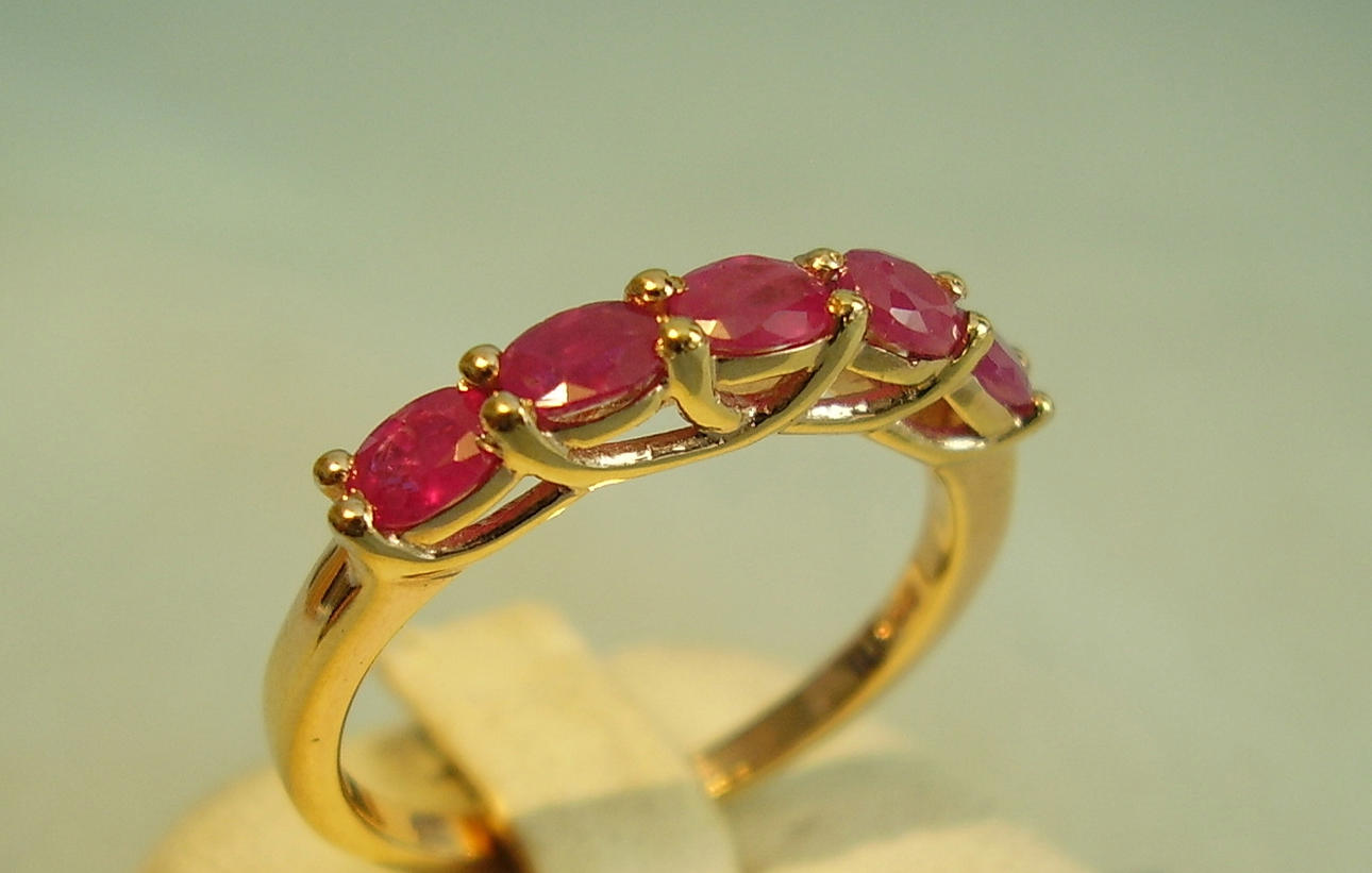 RUBINRING, silver och roséguld.