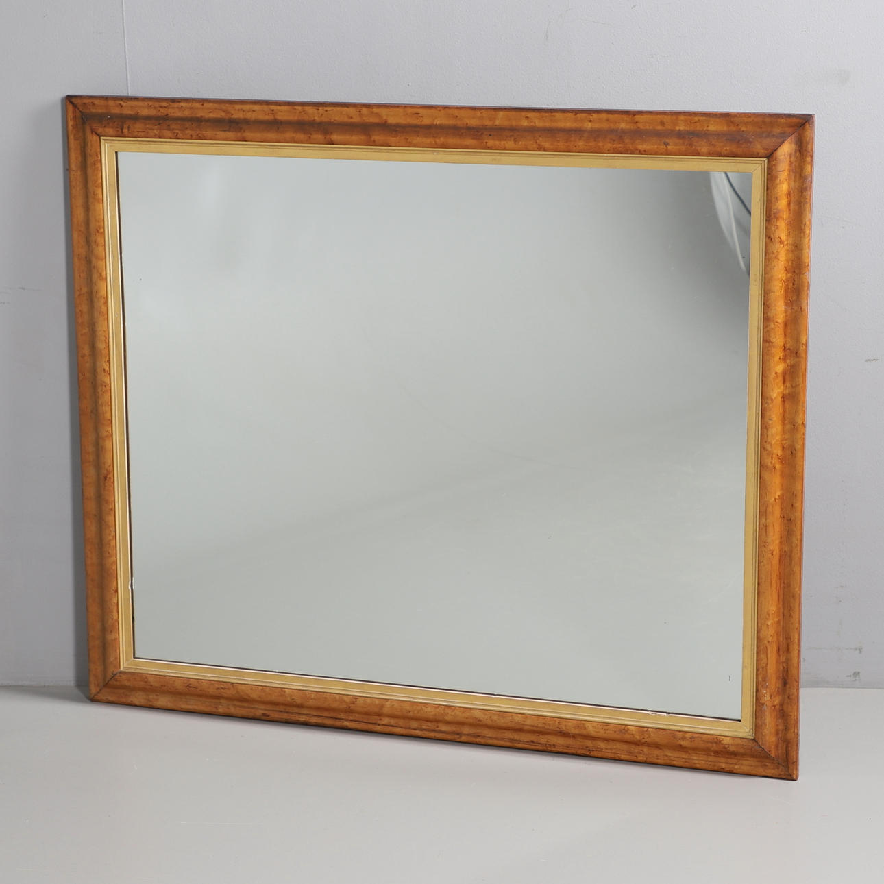 EIN VIKTORIANISCHER SPIEGEL MIT AHORNRAHMEN AUS DER VOGELPERSPEKTIVE.