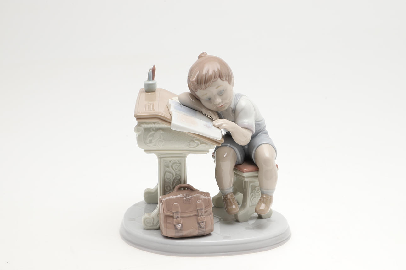 A PAIR OF LLADRO FIGURES 'WAITING FOR THE BELL'. 6802. and 'SLEEPY