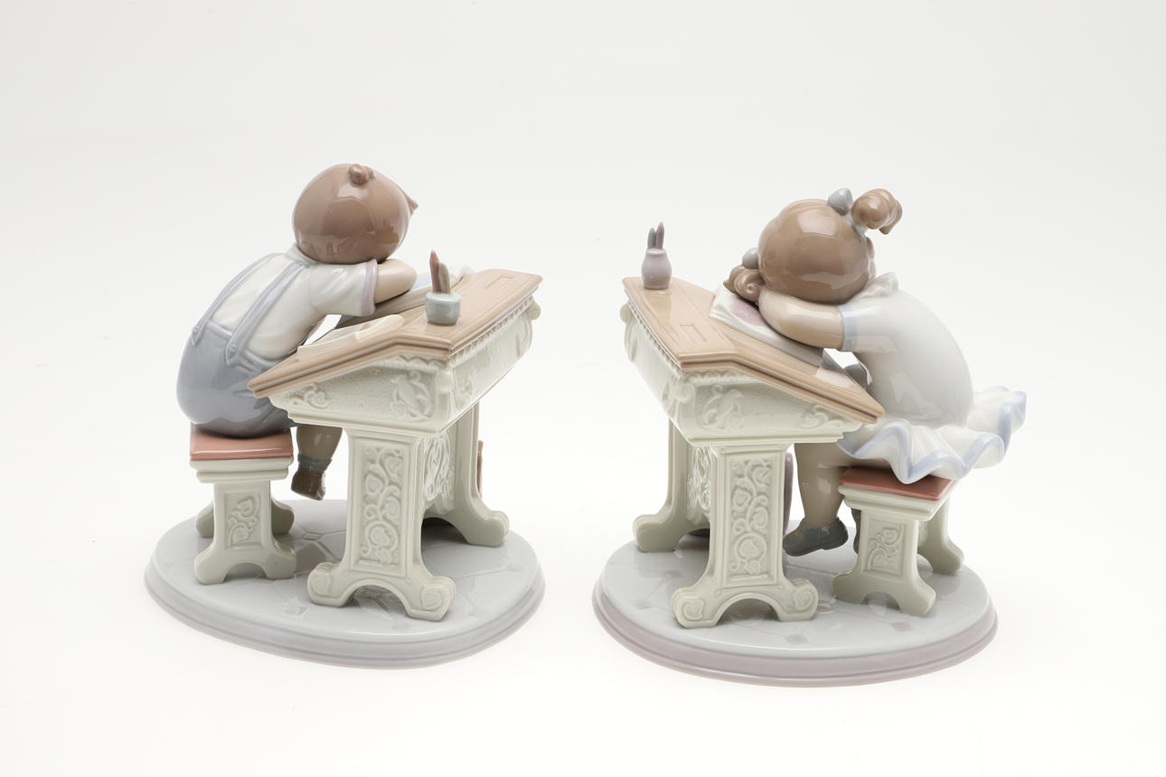 A PAIR OF LLADRO FIGURES 'WAITING FOR THE BELL'. 6802. and 'SLEEPY