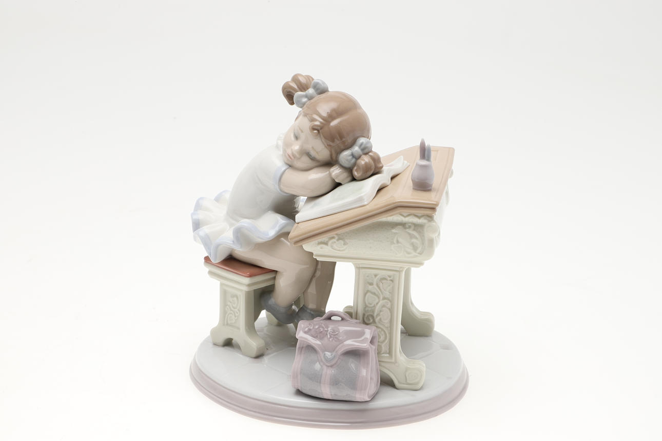 A PAIR OF LLADRO FIGURES 'WAITING FOR THE BELL'. 6802. and 'SLEEPY