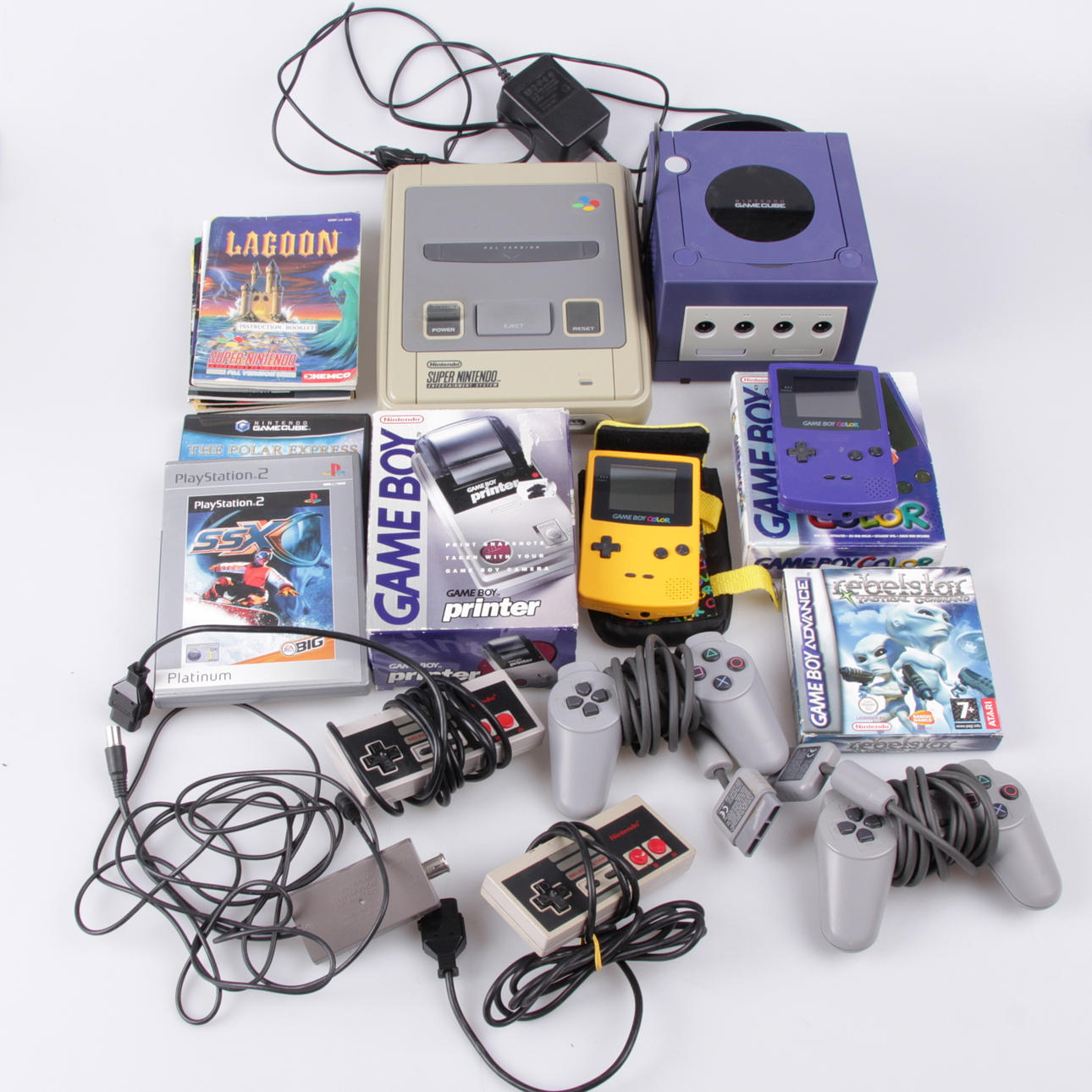 SPELKONSOLER, 4 st. Nintendo Gamecube, Supernintendo samt 2 Gameboy Color.
