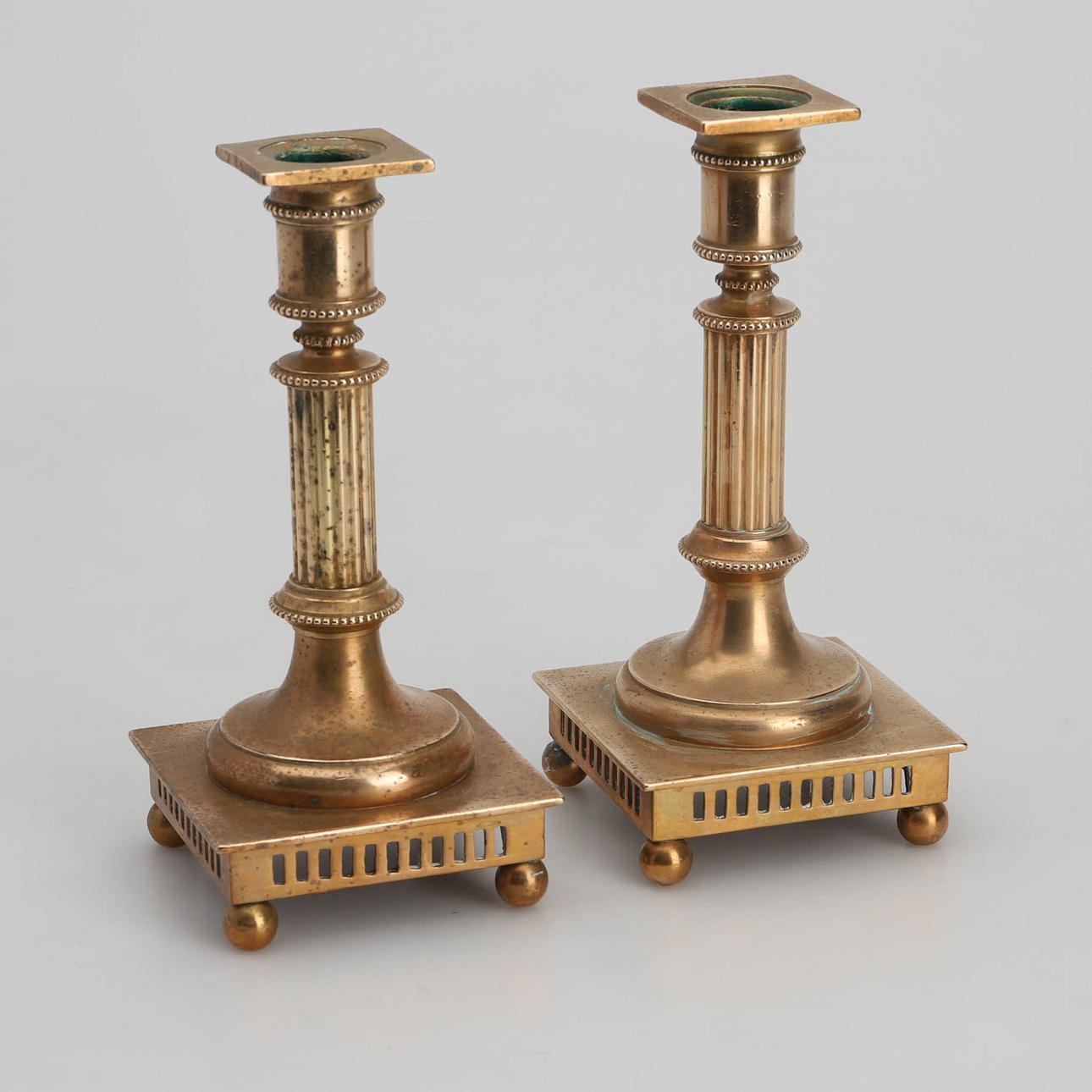 CANDELABROS; 1 par, latón, modelo 051, Gusum.