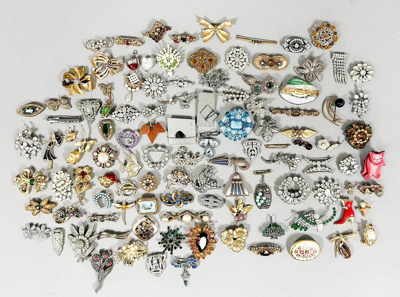 LARGER BATCH BROOCHES, single in silver.