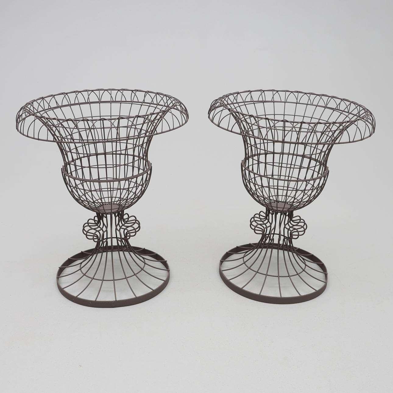 URNE. Netzmodell, ein Paar, zeitgenössisch.