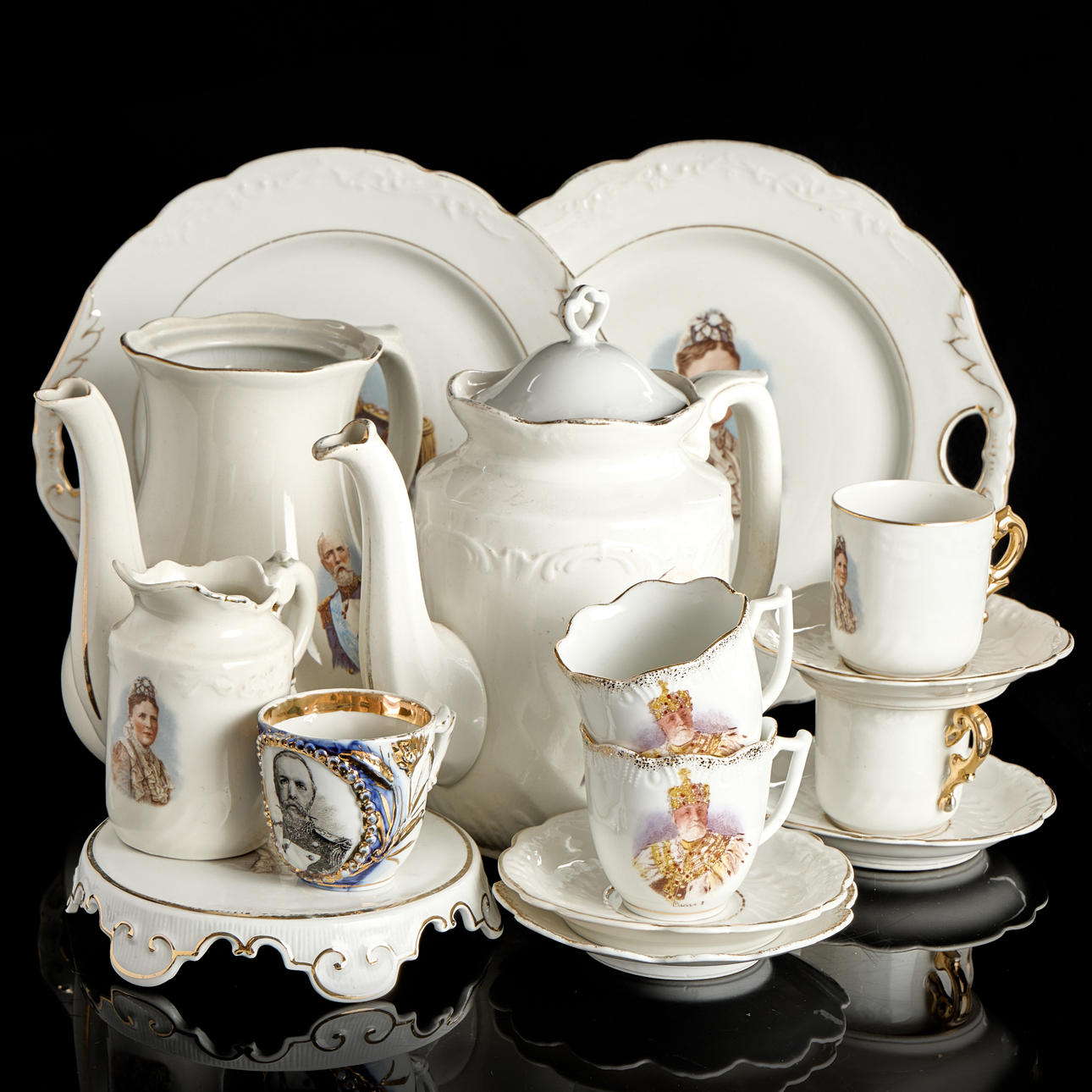 A set of 10 pieces, Oscar II and Sofia, from the turn of the 20th century.