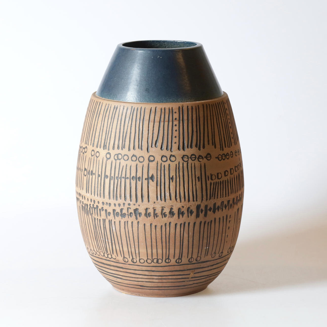 LISA LARSON. jarrón de suelo, «Granada», gres, Gustavsberg.