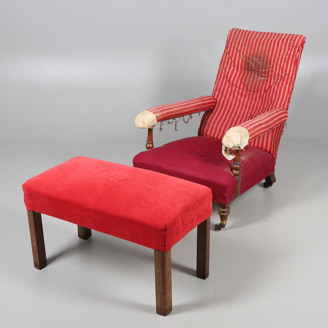 UN SILLÓN VICTORIANO DE CAOBA CON ASIENTO PROFUNDO.