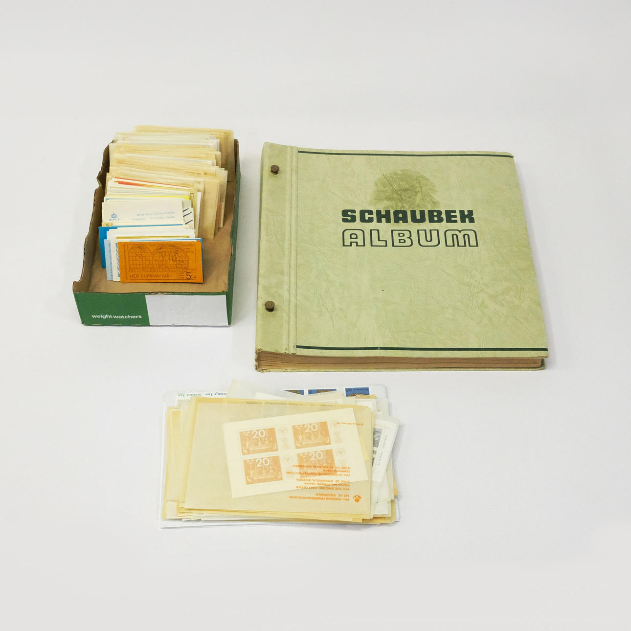 STAPEL POSTGESUNDER SCHWEDISCHER BRIEFMARKEN UND SCHAUBEK-ALBEN.