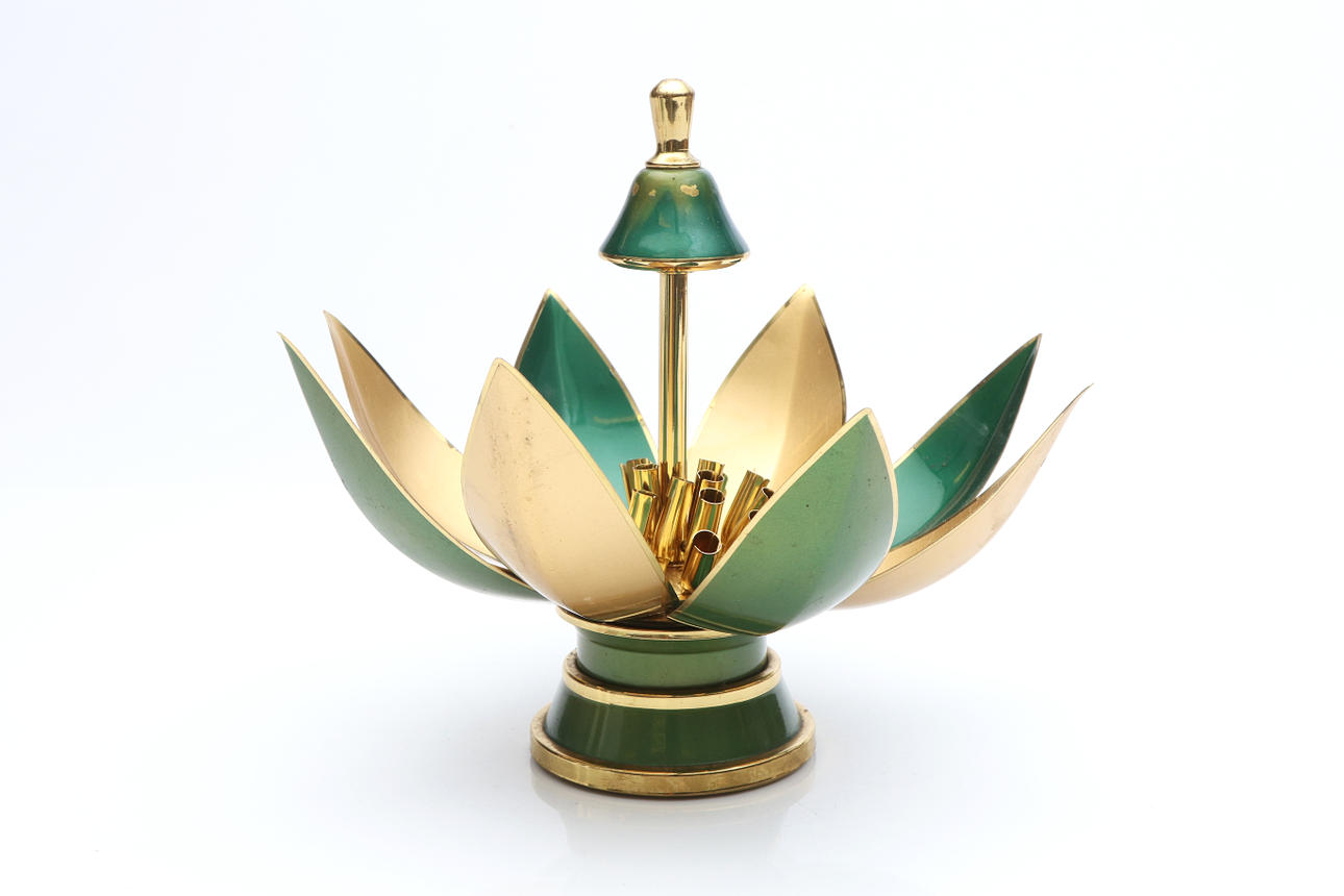 CIGARETTE HOLDER, lacquered metal, in the shape of a lotus flower, Art Deco  style, 20th century. Miscellaneous - Miscellaneous