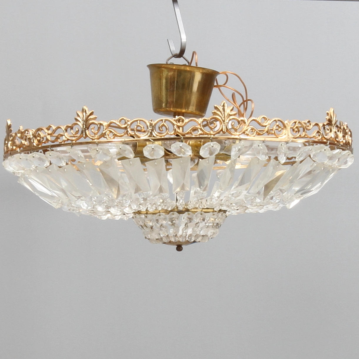 TAKLAMPA, behängd med prismor, 1900-tal.