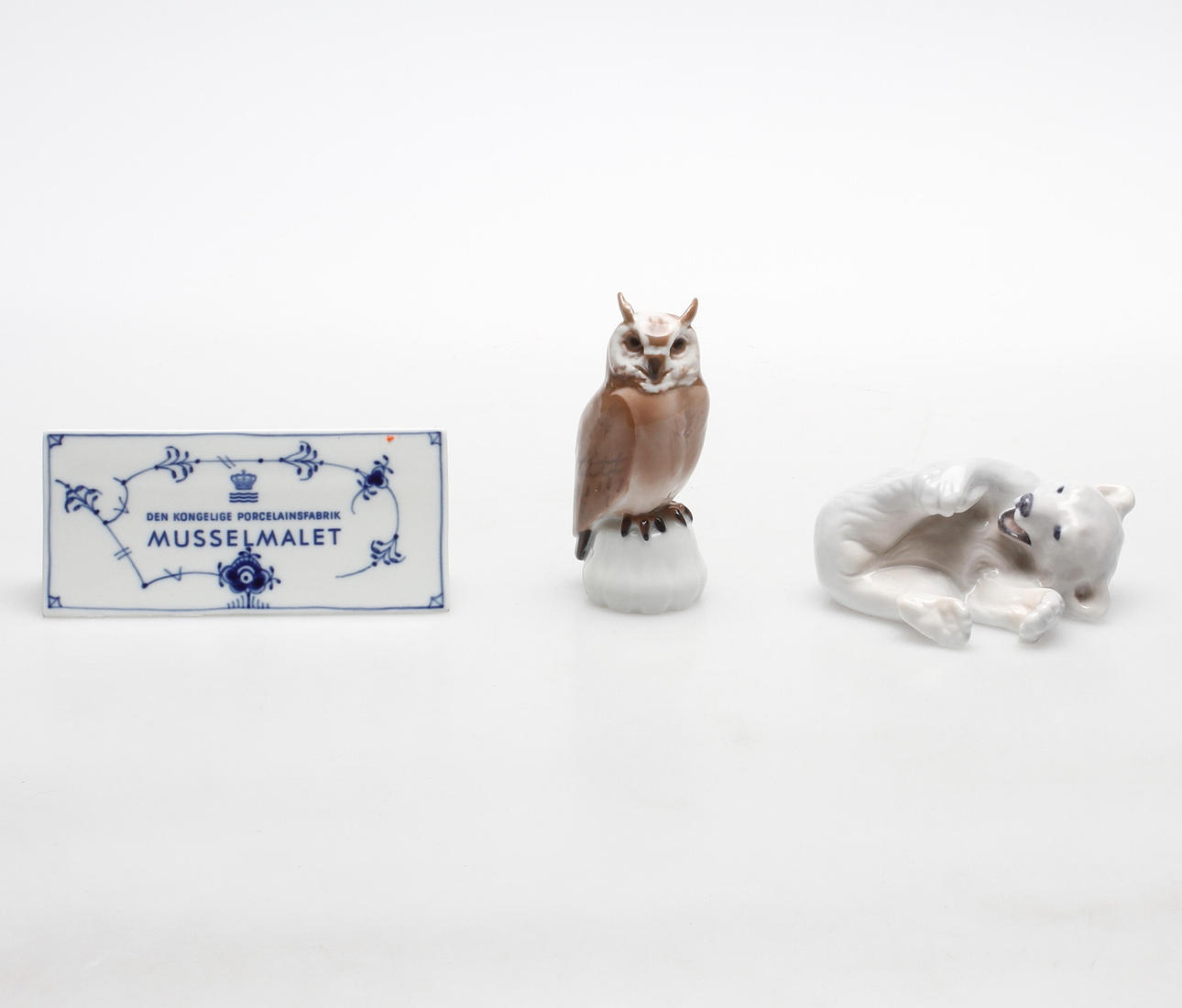 FIGURINER, 2 st samt SKYLT, porslin, Royal Copenhagen och Bing & Gröndahl.