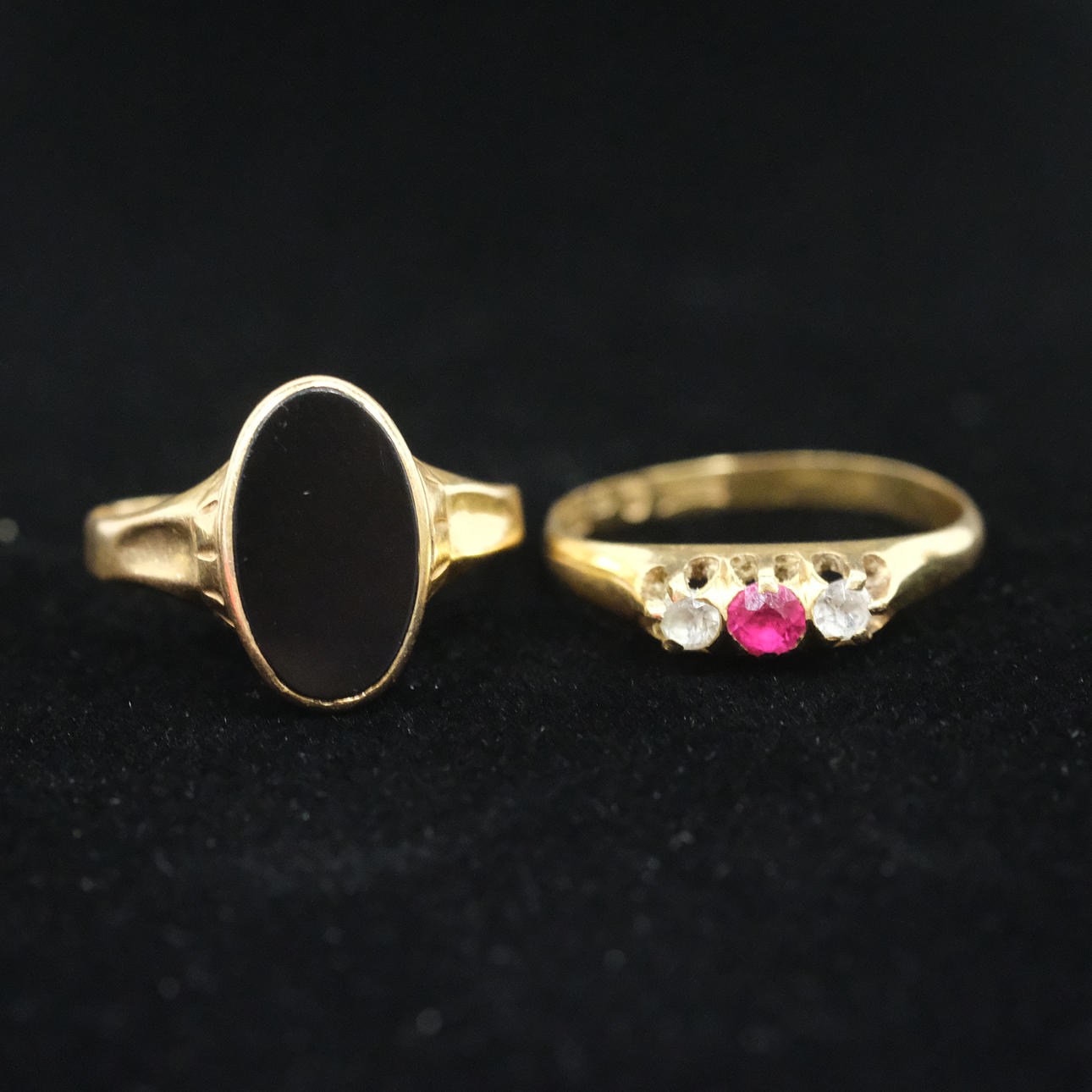 ZWEI RINGE, 18 KARAT GOLD.