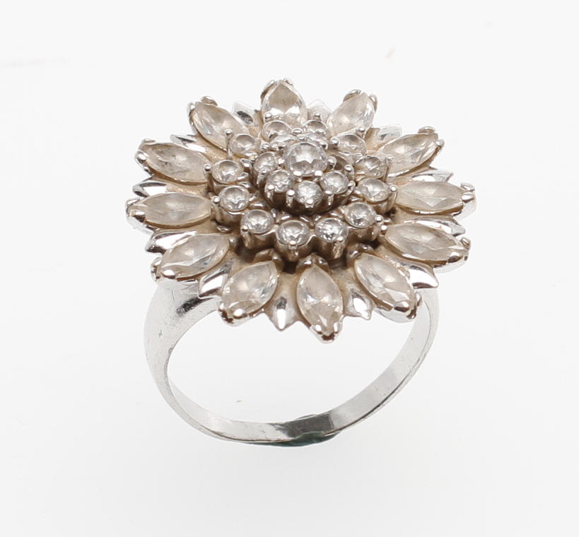 RING, 14k vitguld med vita stenar, vikt ca 8,8 gram.
