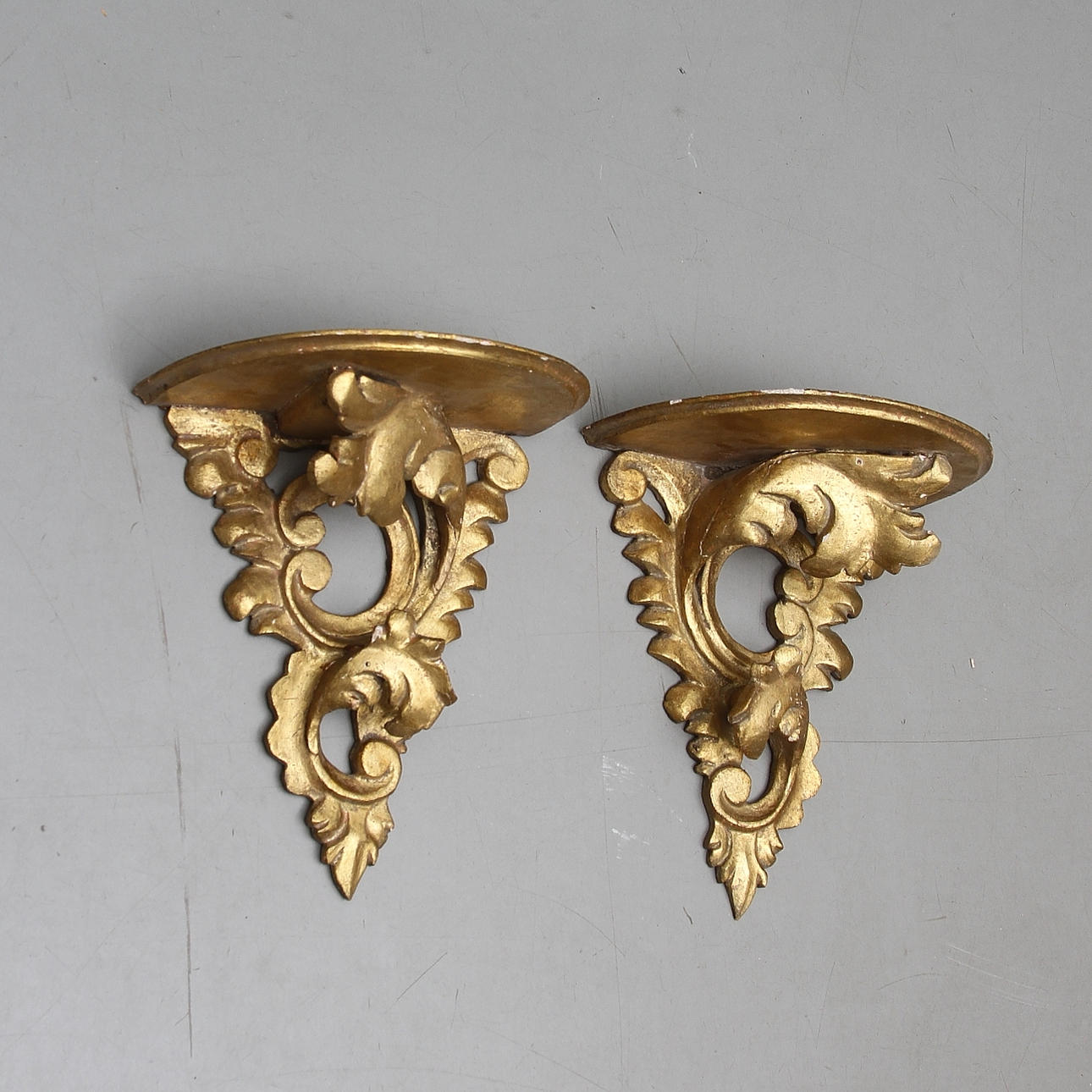 VÄGGKONSOLER, ett par, rokokostil, 1900-tal.