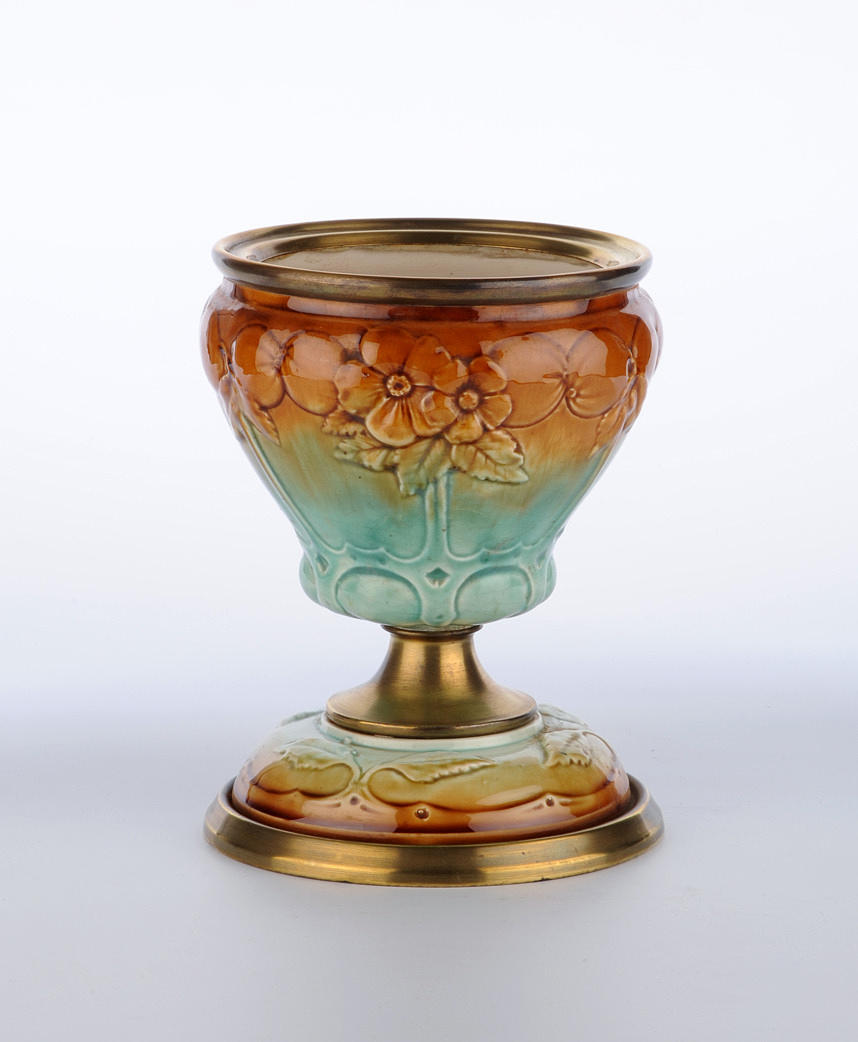 CACHEPOT, JUGENDSTIL. stengods, keramik med bräddavlopp & metallfästen, ca. 1910.