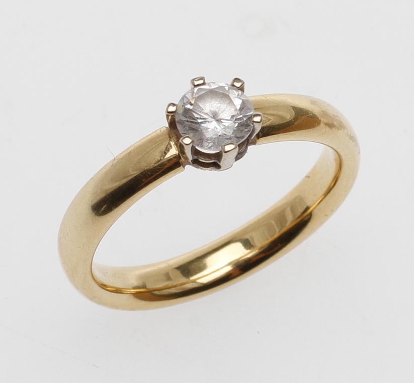 RING, 18k guld med vit sten, vikt ca 2,7 gram.