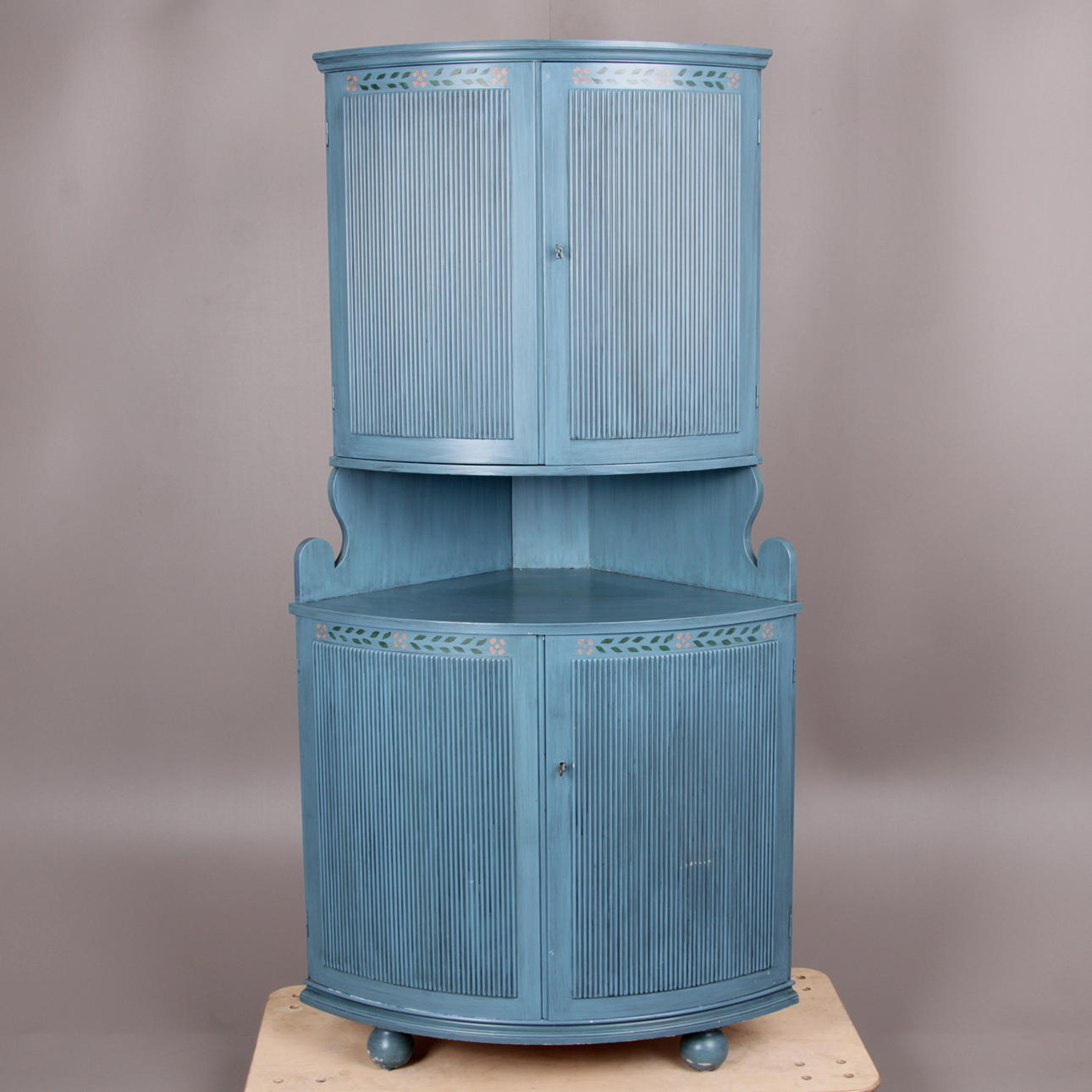 HÖRNSKÅP, bemålat, gustaviansk stil, 1900-tal.