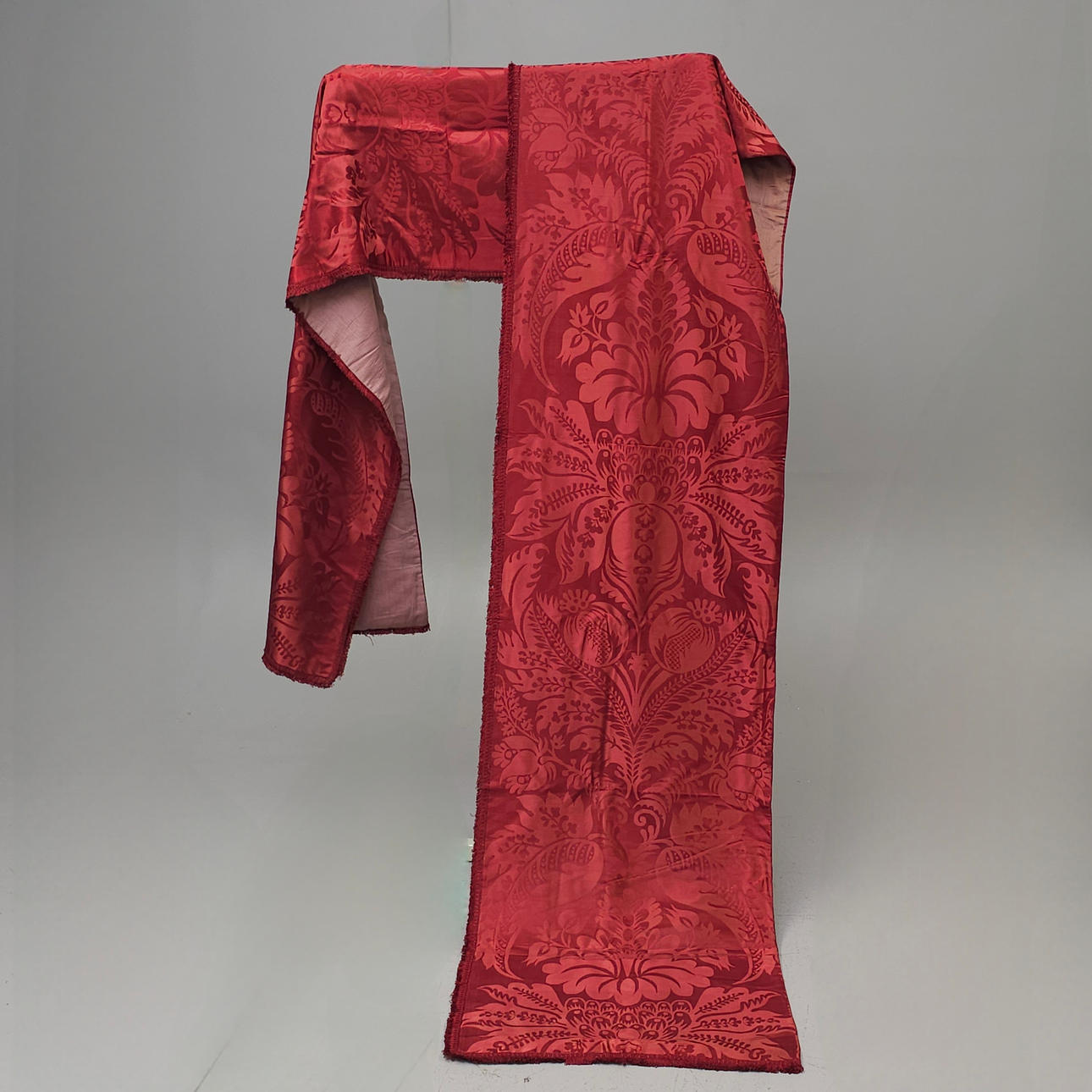 PAR PERSIENNER I CRIMSON DAMASK SILKE.