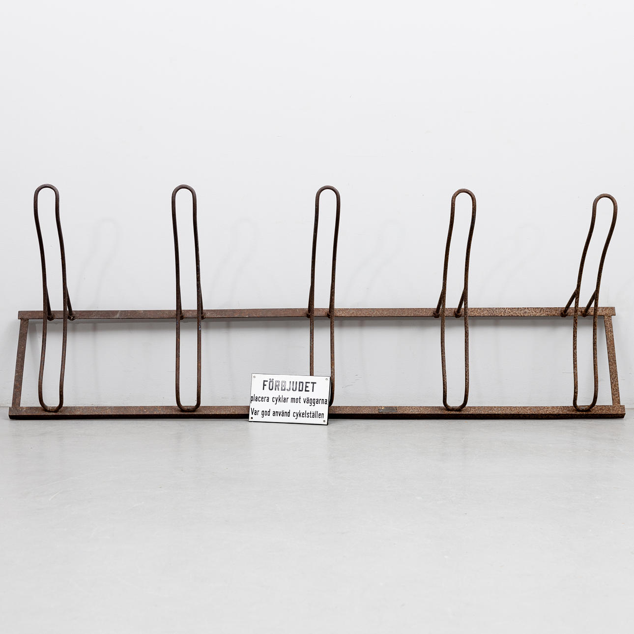 CYKELSTÄLL, järn, samt EMALJSKYLT, 1900-tal.