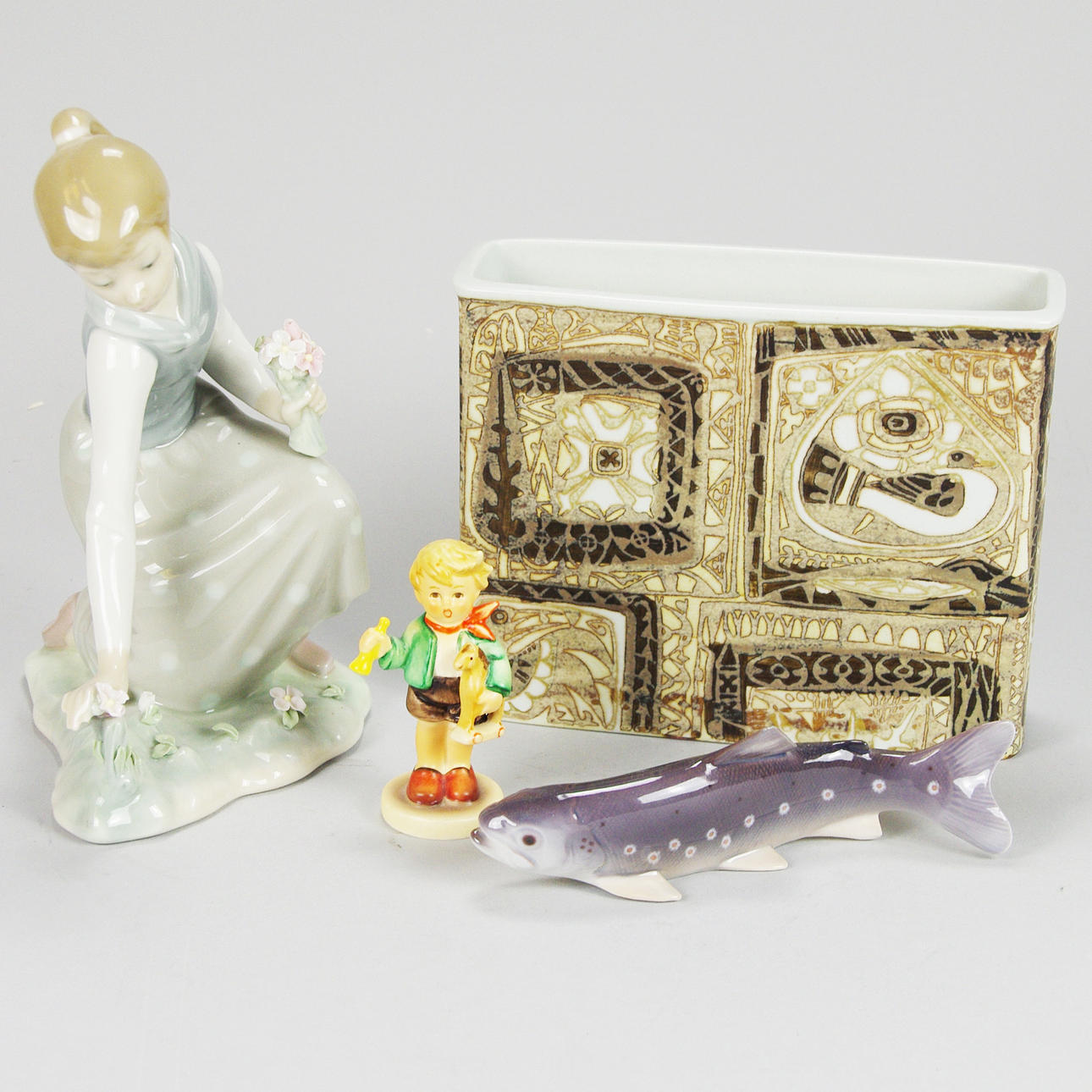 VAS SAMT FIGURINER, 4 delar, porslin, Hummel, Bing & Gröndal, Lladro samt Royal Copenhagen.