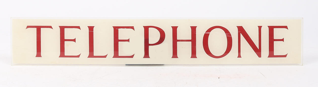 «TELÉFONO» UN LETRERO DE CABINA TELEFÓNICA.