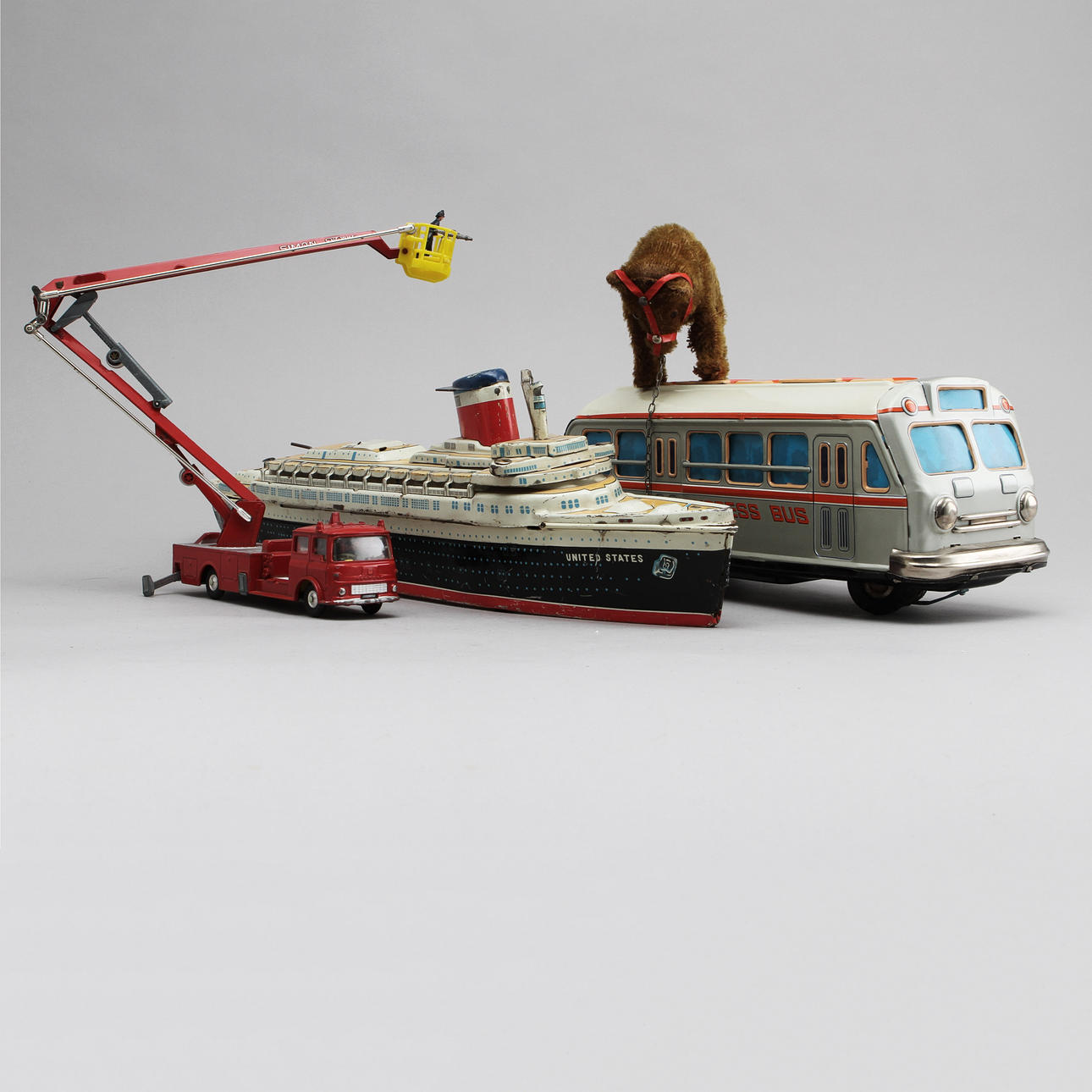 LEKSAKSBÅT, LEKSAKSBUSS, LEKSAKSBRANDBIL samt LEKSAKSBJÖRN, bl a Japan och Corgi.