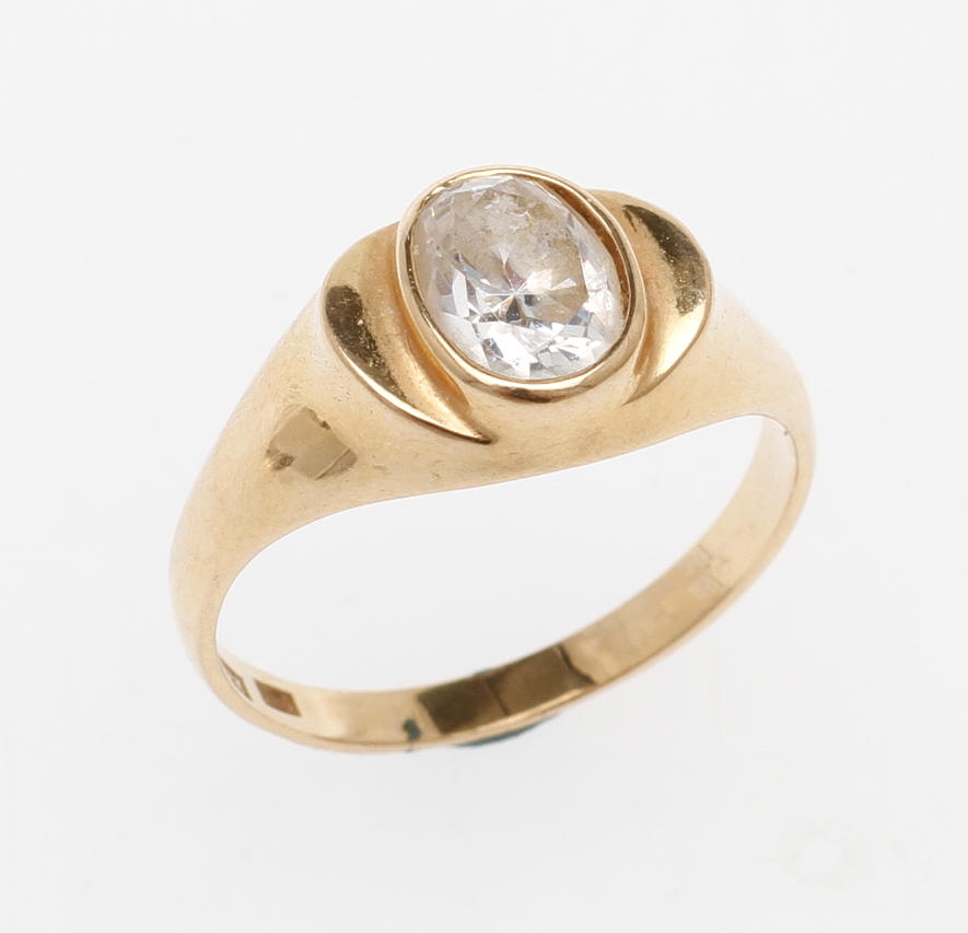 RING, 18k guld med vit sten, Bengt Hallberg, Köping, vikt ca 4 gram.