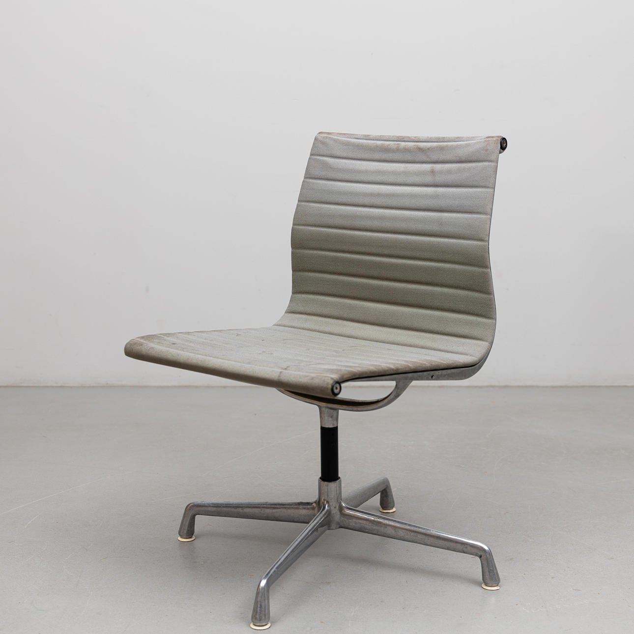 CHARLES & RAY EAMES. skrivbordsstol, "EA 101" för Vitra, formgiven 1958.