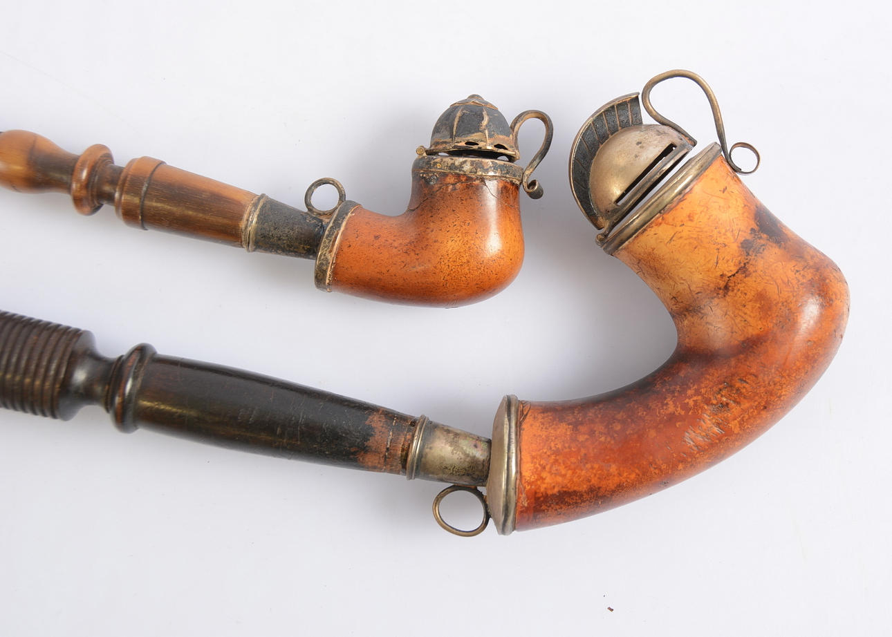 LÅNGPIPOR, 2 stycken, sjöskum/silver, 1800-tal.