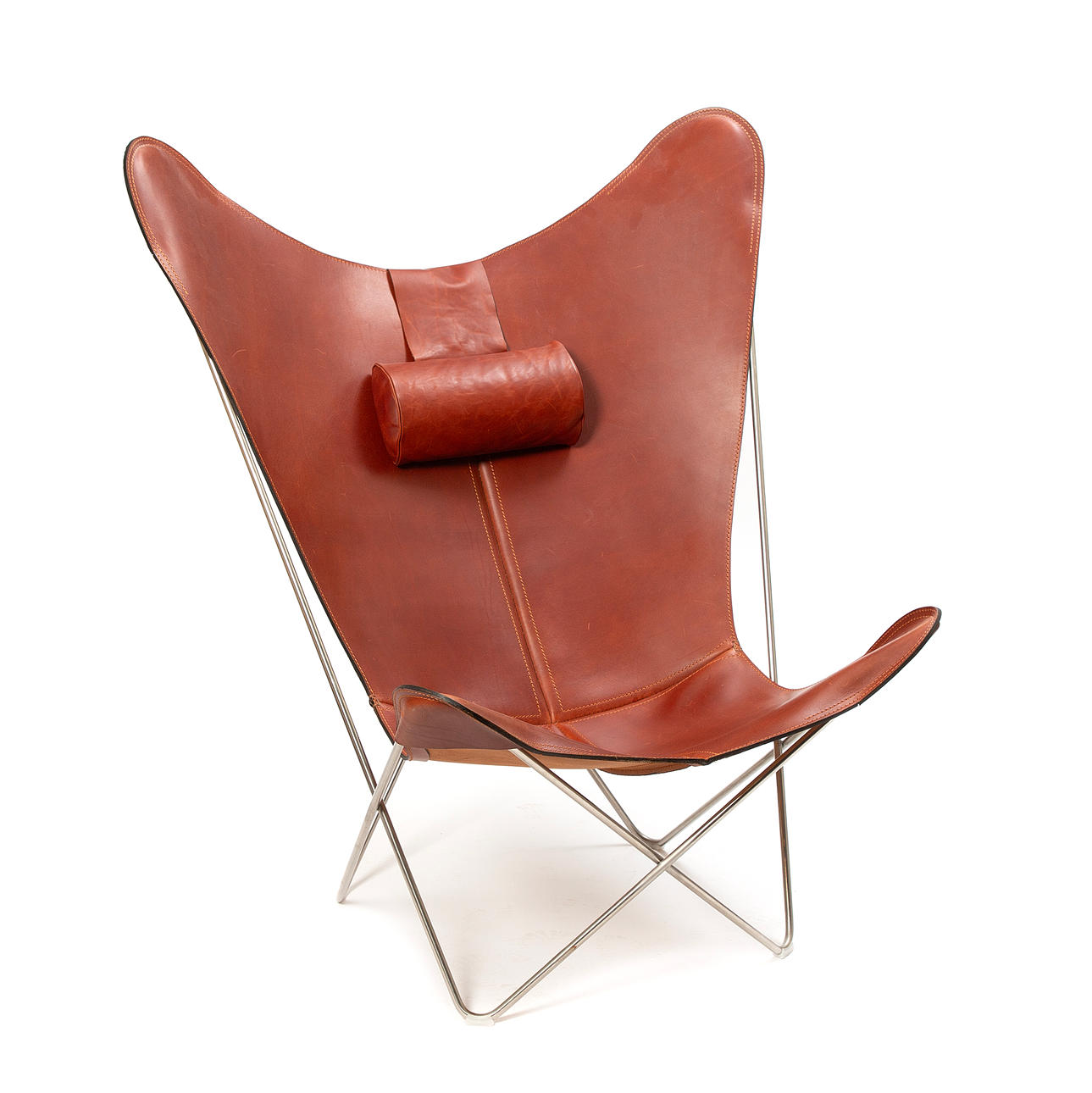 FLADDERMUSFÅTÖLJ. Läder samt ställning i stål.