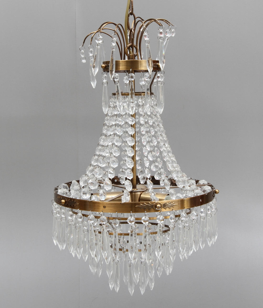 LJUSKRONA, behängd med prismor, Markslöjd, 1900-tal.