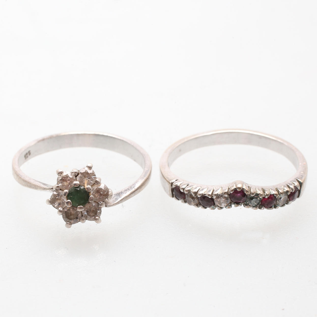 RINGAR, 2 st, silver samt ädelstenar, totalvikt 3,27 gram, 1900-tal.