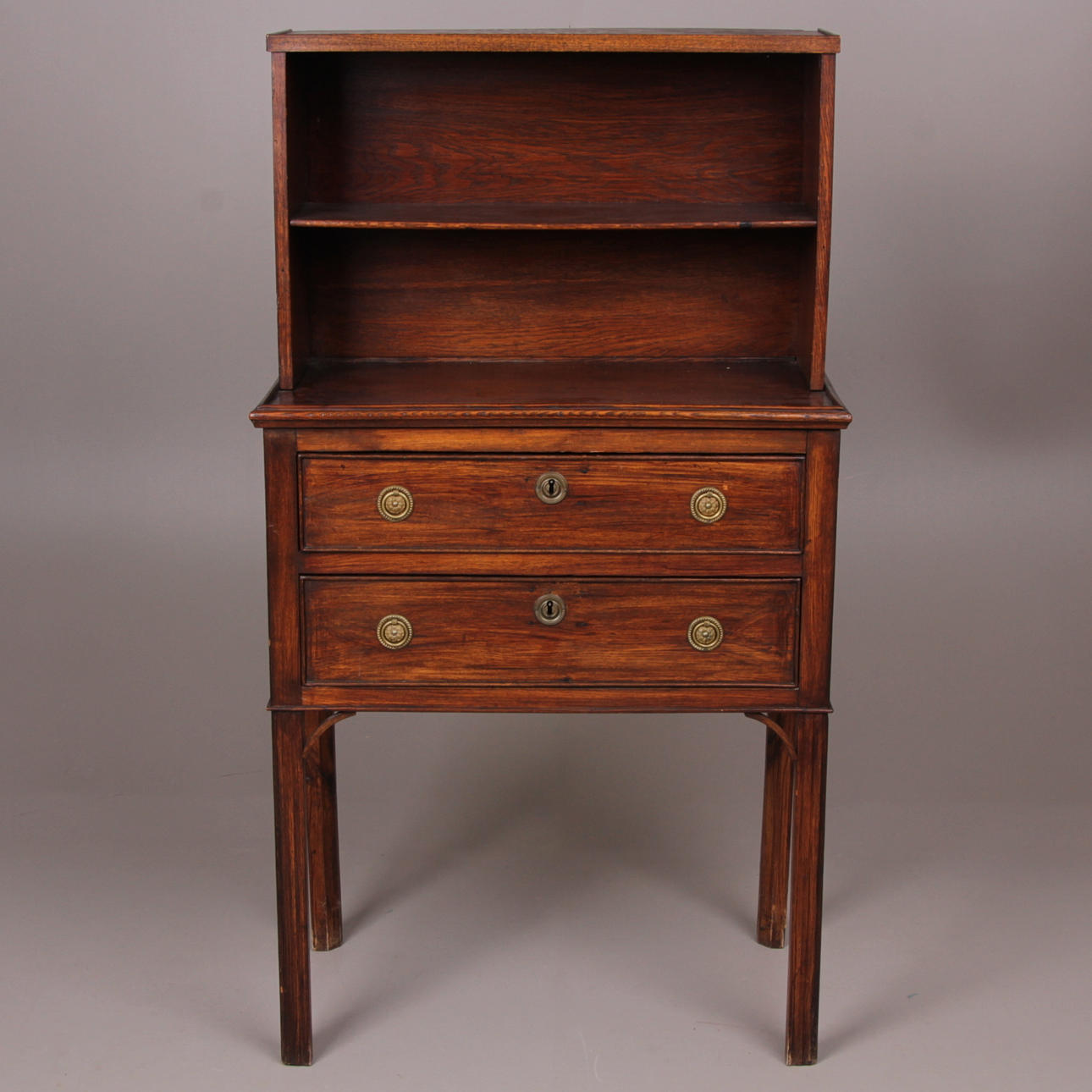 BYRÅ, med ovanliggande hylla, 1900-talets mitt.