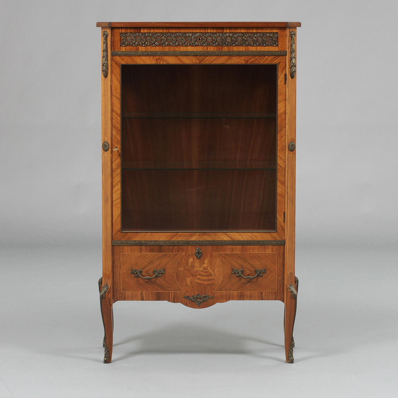 VITRINSKÅP, gustaviansk stil, 1900-tal.