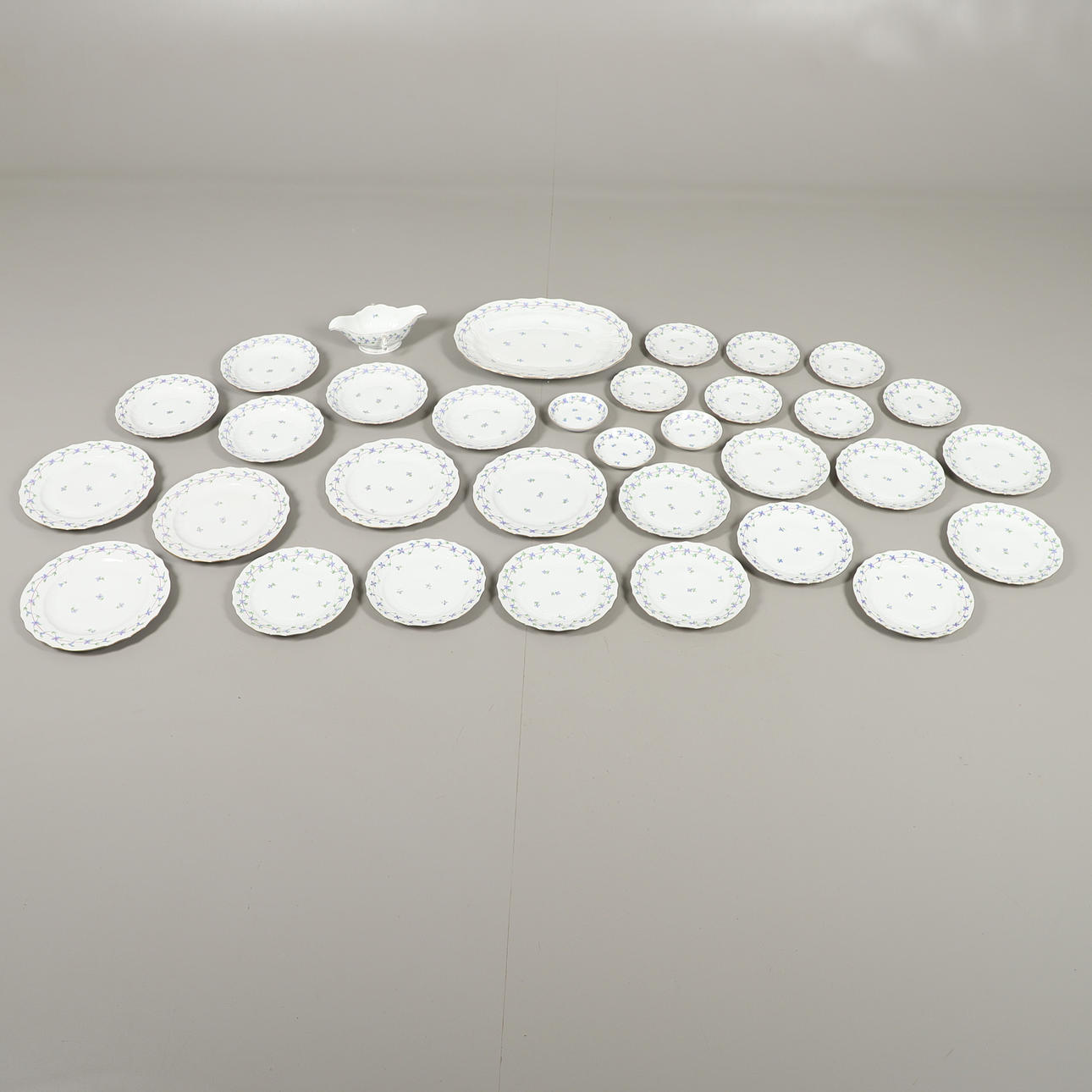 HEREND - MIDDAGSSERVERING MED BLÅ KRANS.