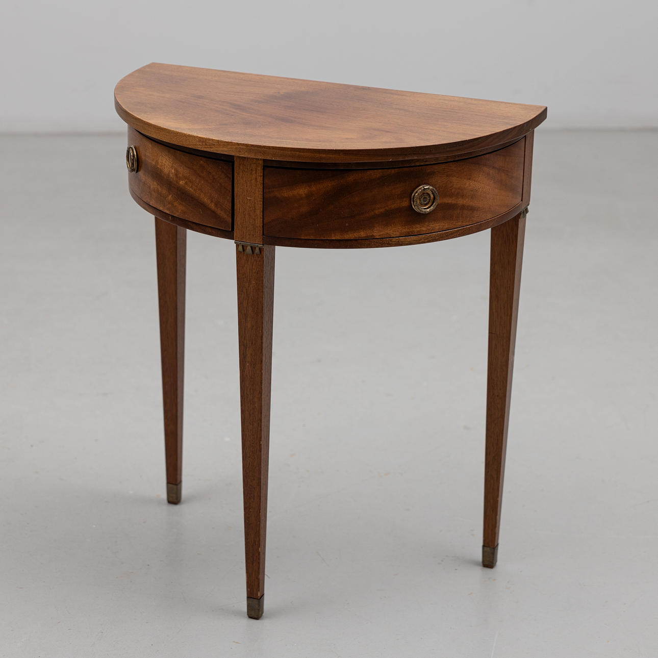 HALLBORD, halvmåneformat, gustaviansk stil, 1900-tal.