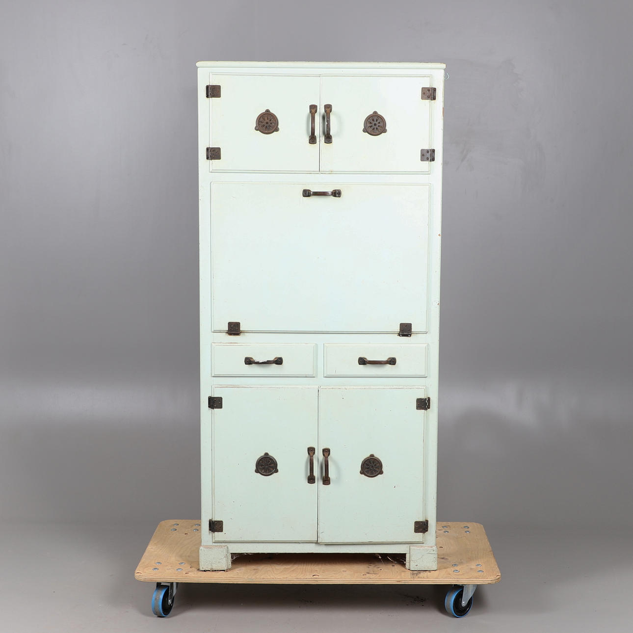 A 1950S RETRO KITCHEN CUPBOARD.